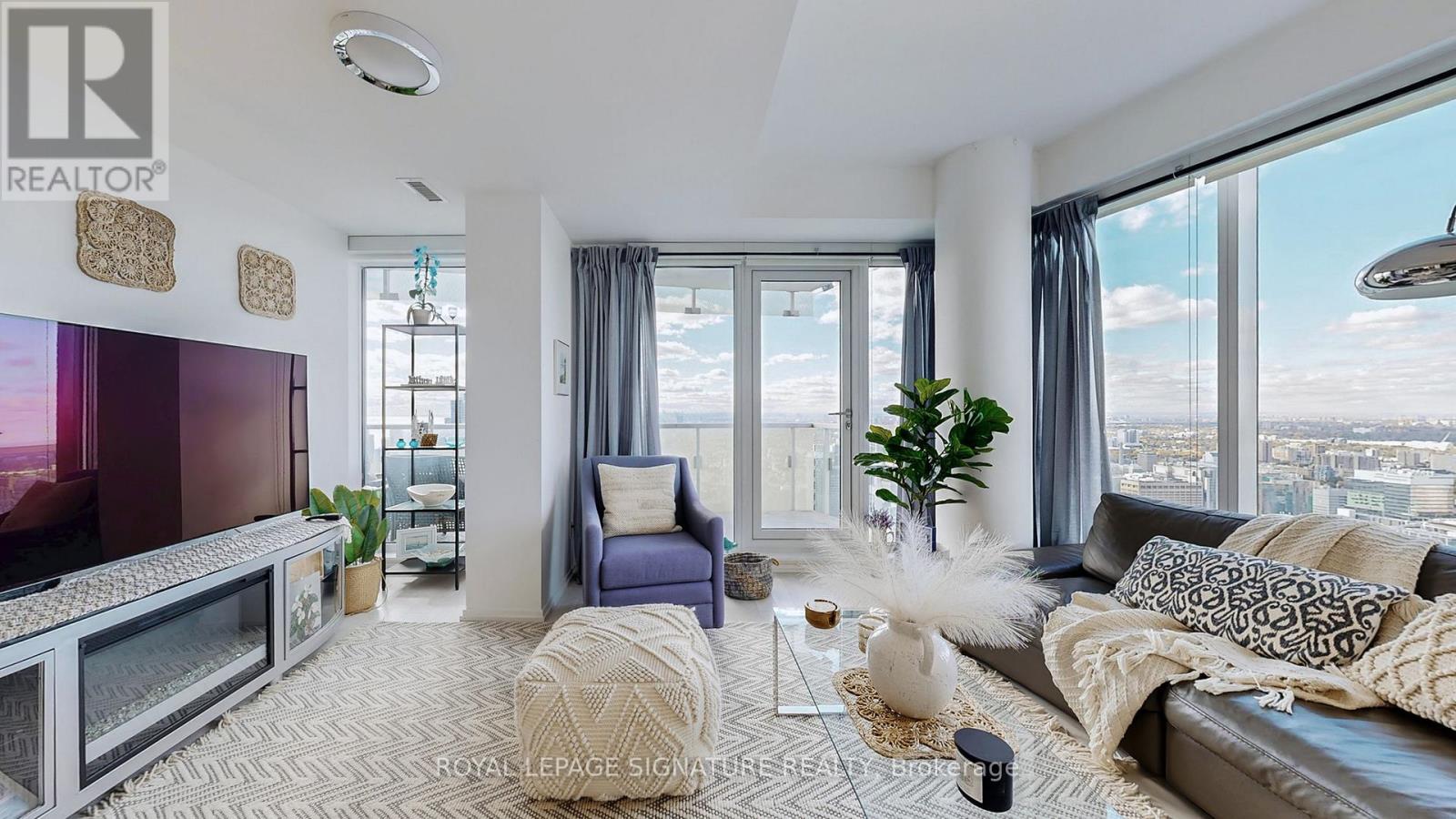 5811 - 197 Yonge Street, Toronto, Ontario  M5B 0C1 - Photo 4 - C12940484