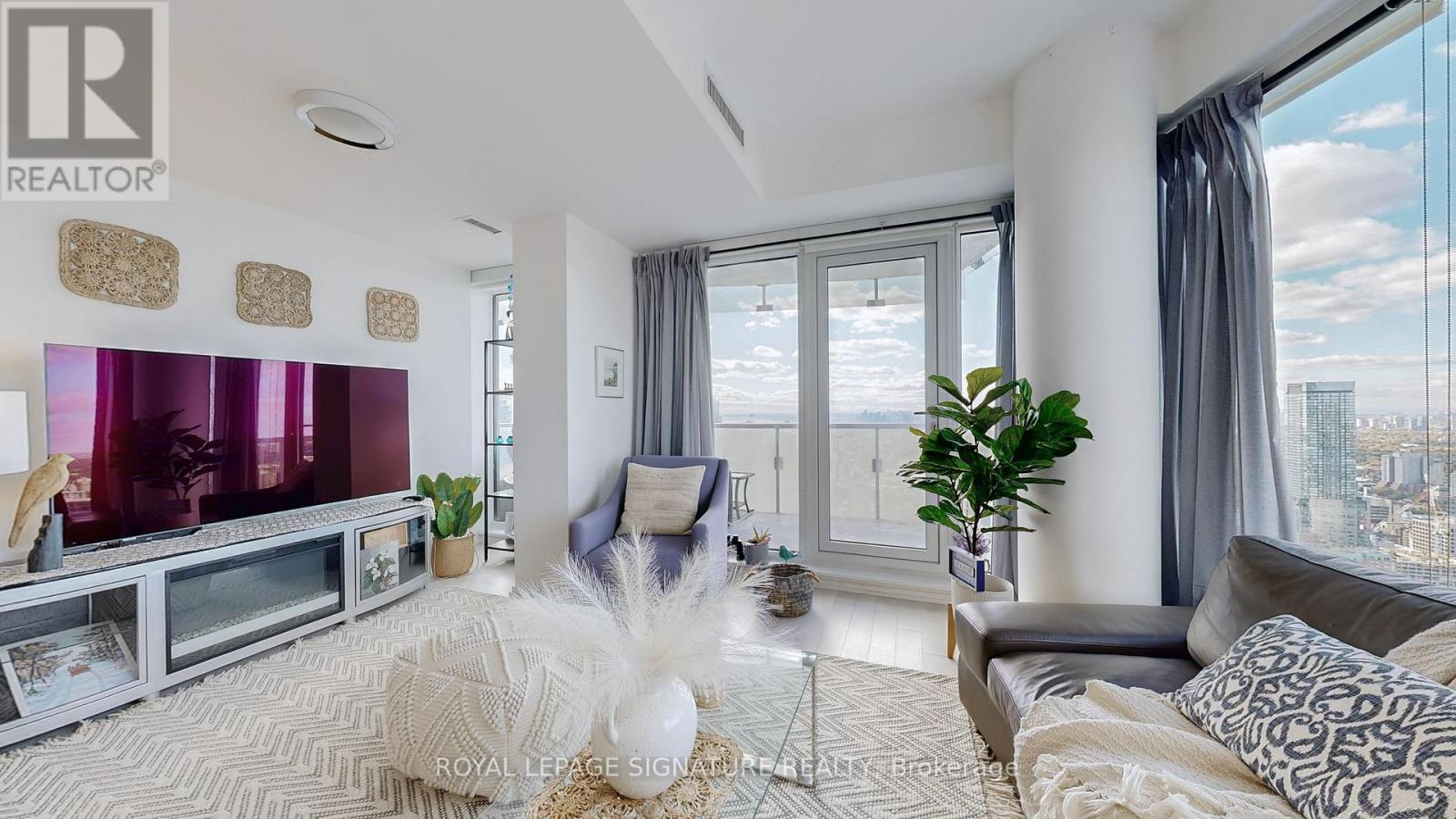 5811 - 197 Yonge Street, Toronto, Ontario  M5B 0C1 - Photo 5 - C12940484