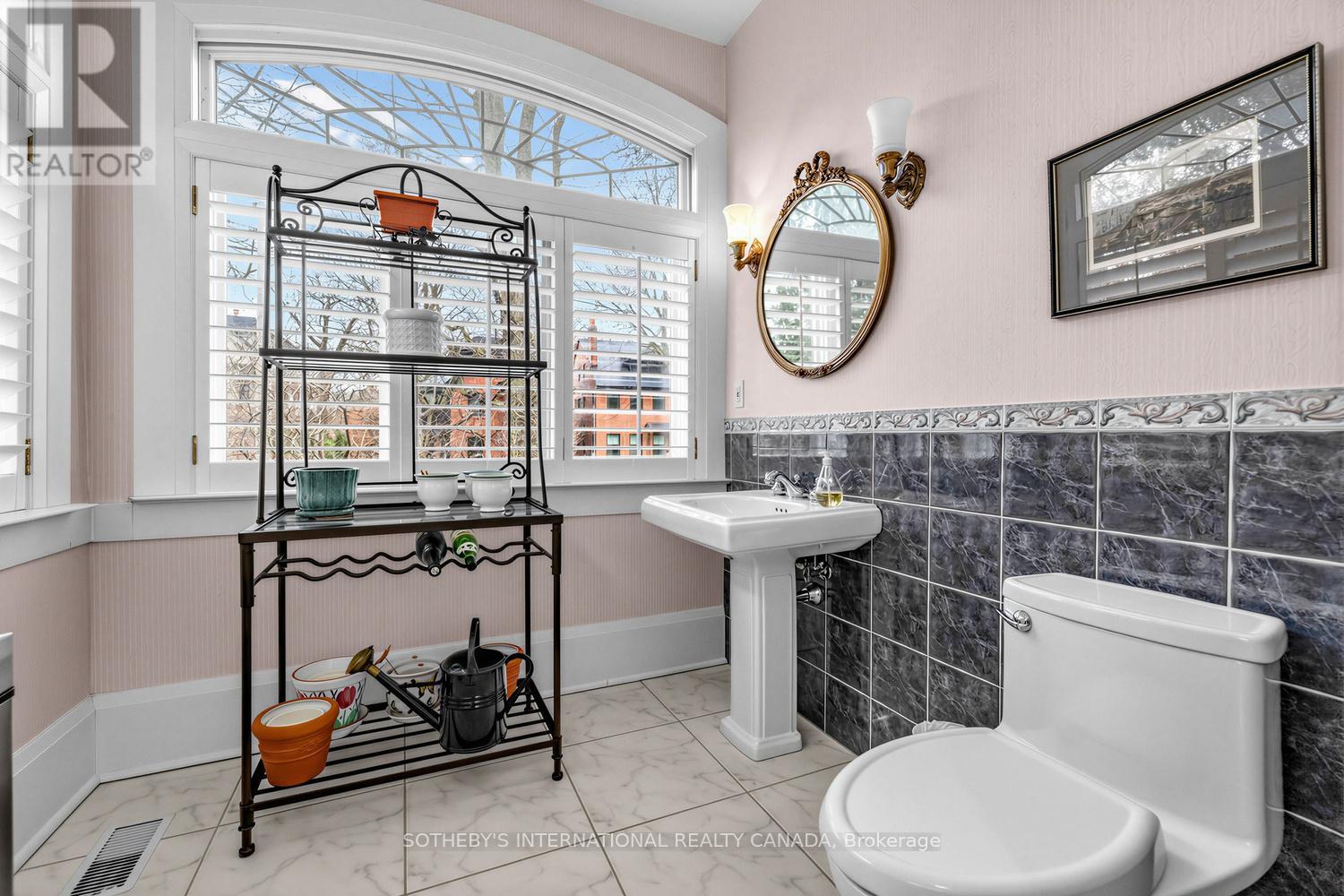 136 Roxborough Drive, Toronto, Ontario  M4W 1X4 - Photo 18 - C12940522