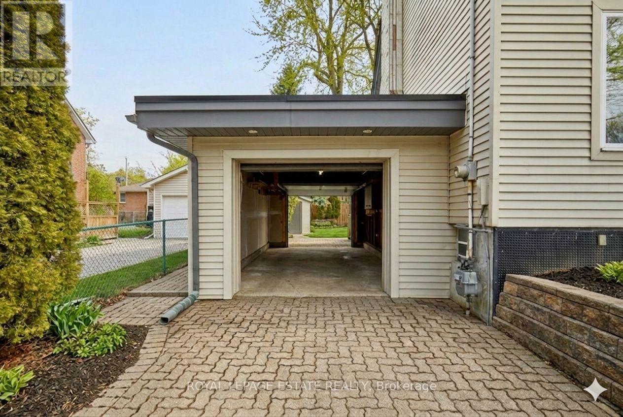 15 Squires Avenue, Toronto, Ontario  M4B 2R2 - Photo 3 - E12940550