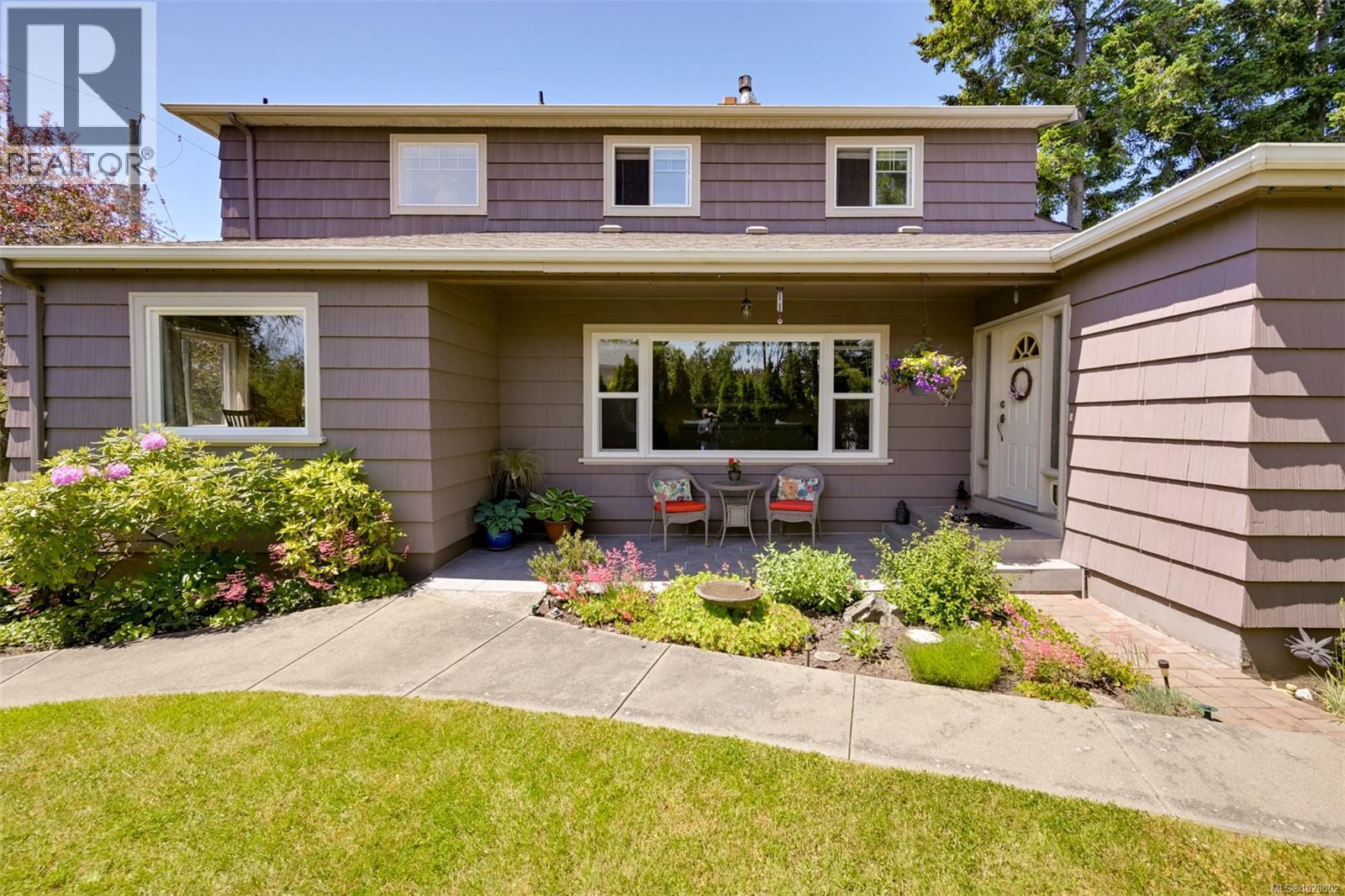 1718 Garnet Rd, Saanich, British Columbia