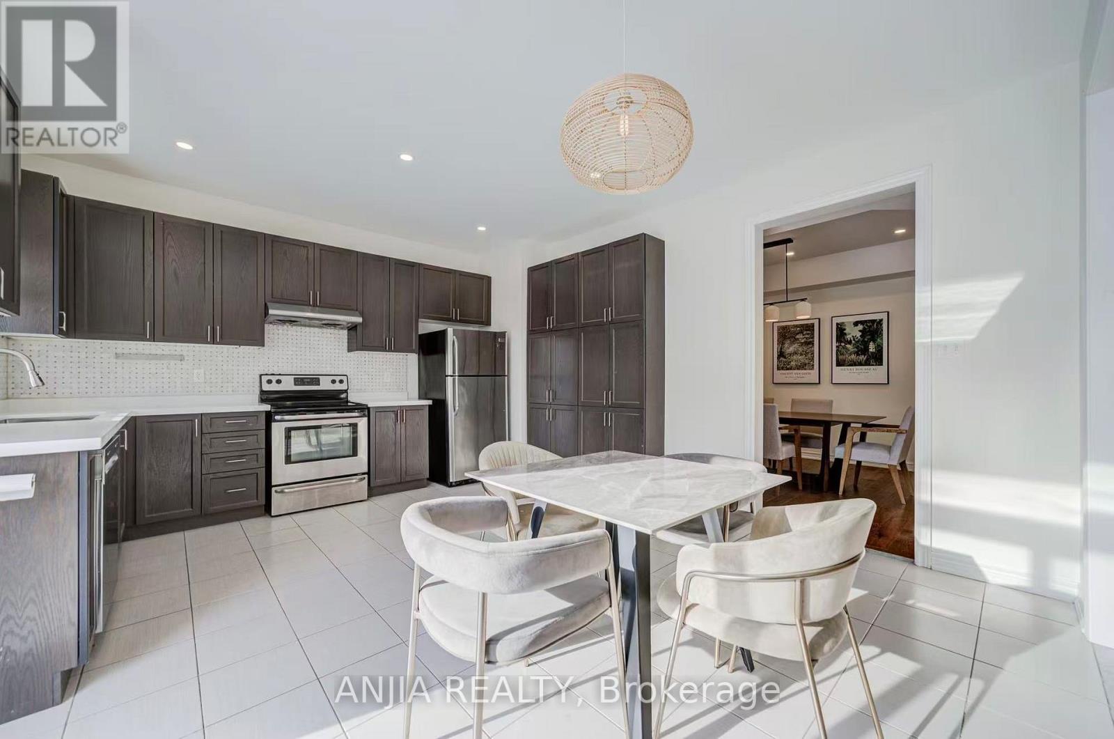 23 Grey Wing Avenue, Georgina, Ontario L4P 0B7 - Photo 5 - N12939186