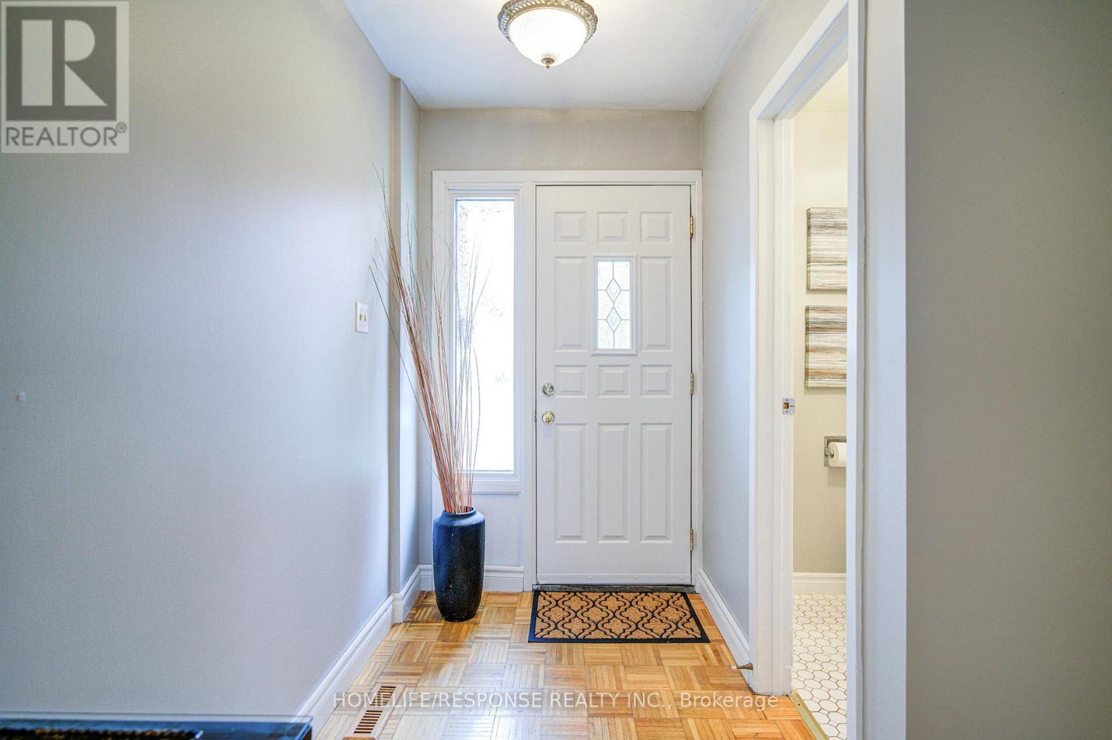 33 Groveland Crescent, Brampton, Ontario  L6S 1L1 - Photo 2 - W12936458