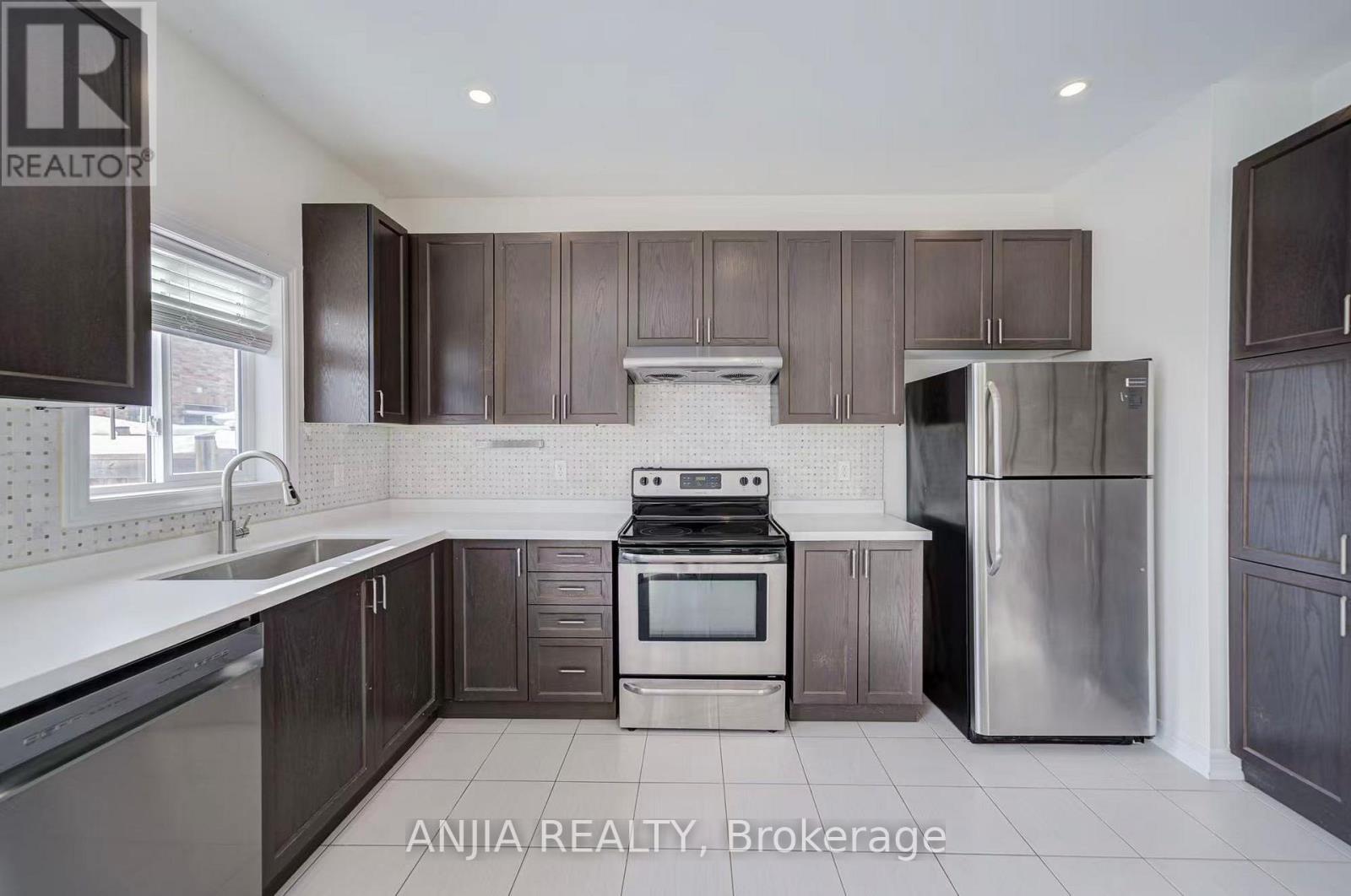 23 Grey Wing Avenue, Georgina, Ontario L4P 0B7 - Photo 4 - N12939186