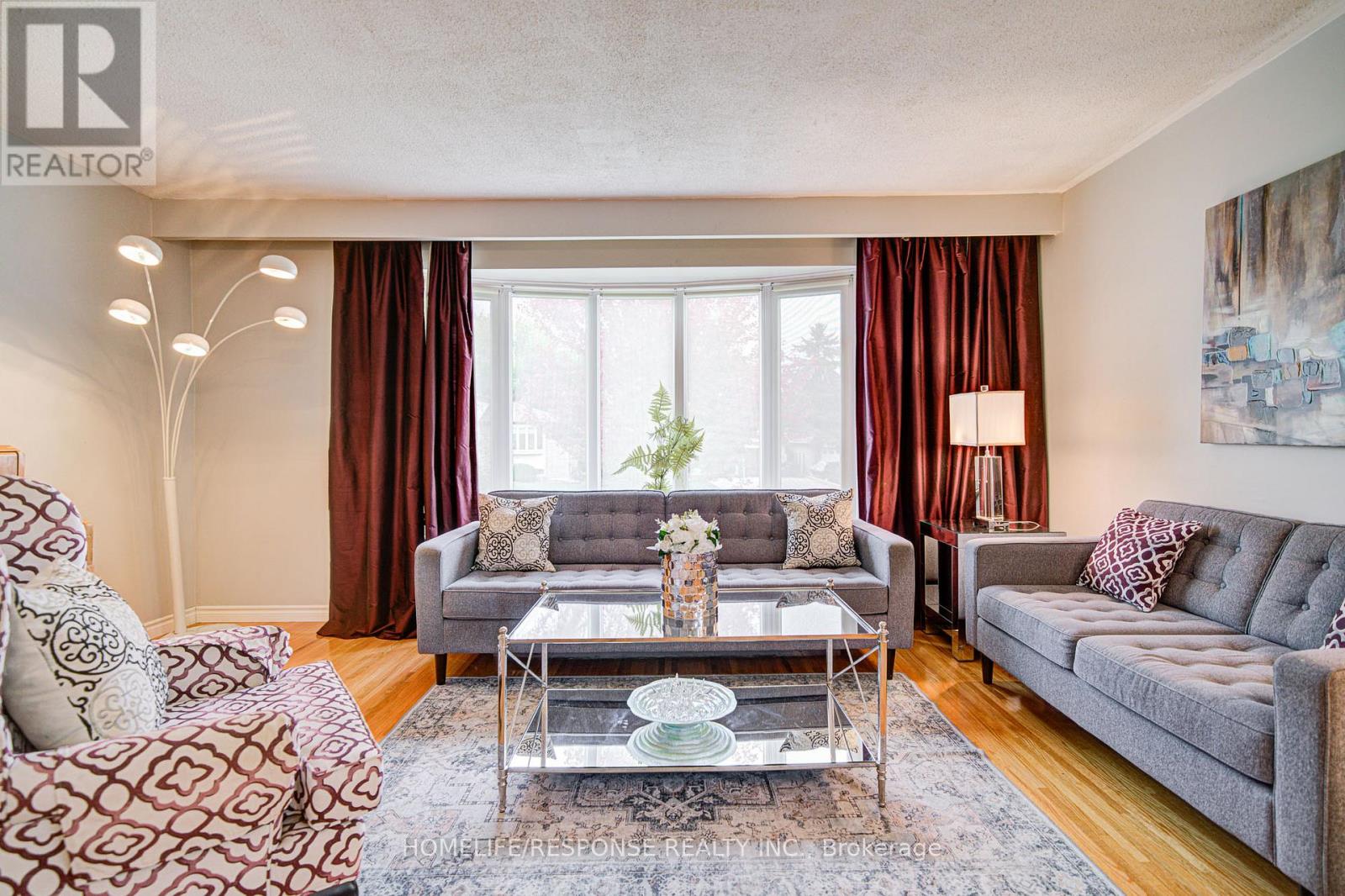 33 Groveland Crescent, Brampton, Ontario  L6S 1L1 - Photo 7 - W12936458