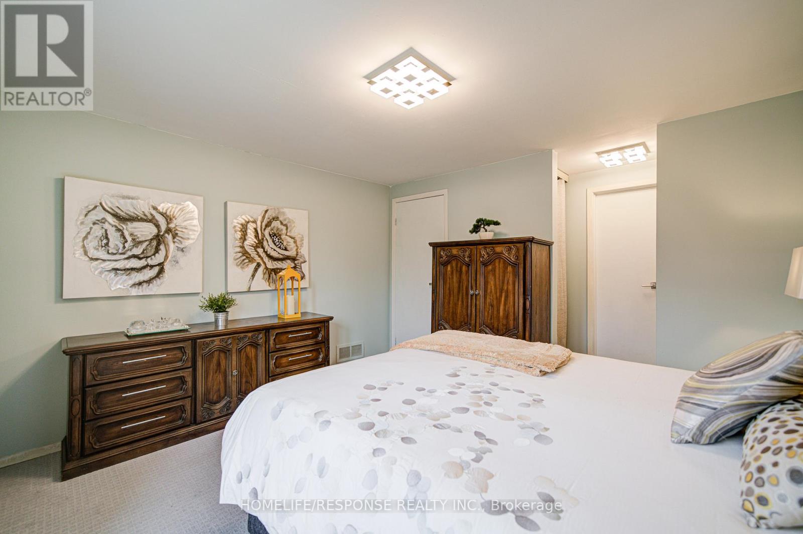 33 Groveland Crescent, Brampton, Ontario  L6S 1L1 - Photo 19 - W12936458