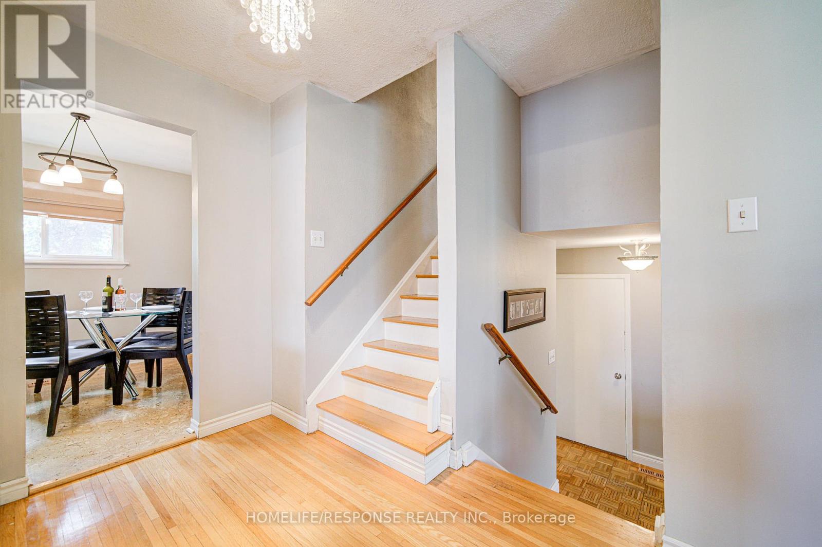 33 Groveland Crescent, Brampton, Ontario  L6S 1L1 - Photo 5 - W12936458