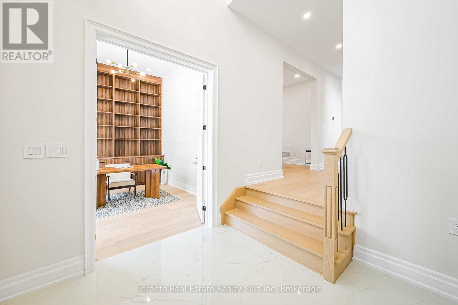 25 Cronin Drive, Toronto, Ontario  M9B 4T7 - Photo 4 - W12940514