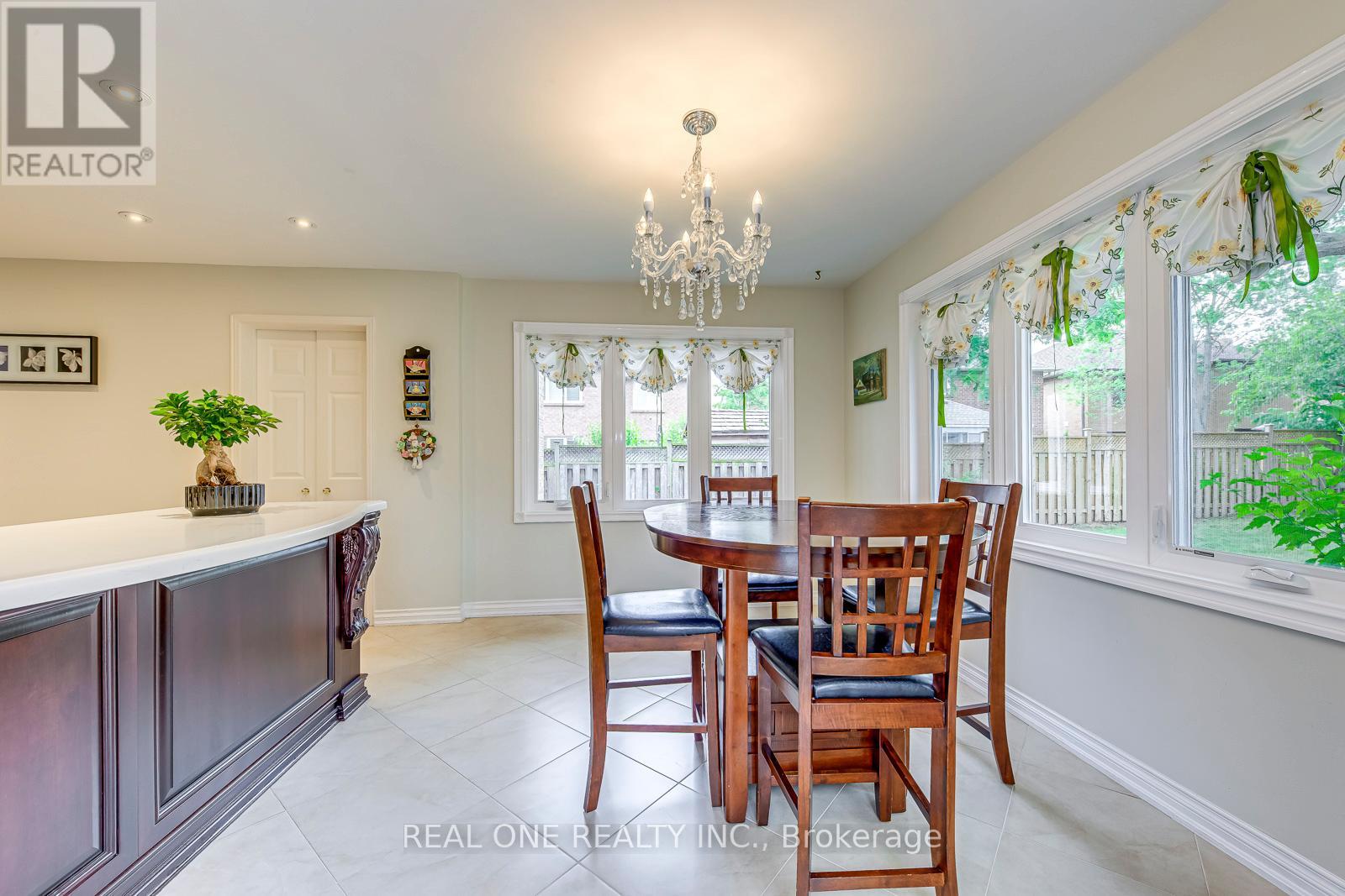 1237 Woodview Drive, Oakville, Ontario  L6M 2M5 - Photo 16 - W12940580