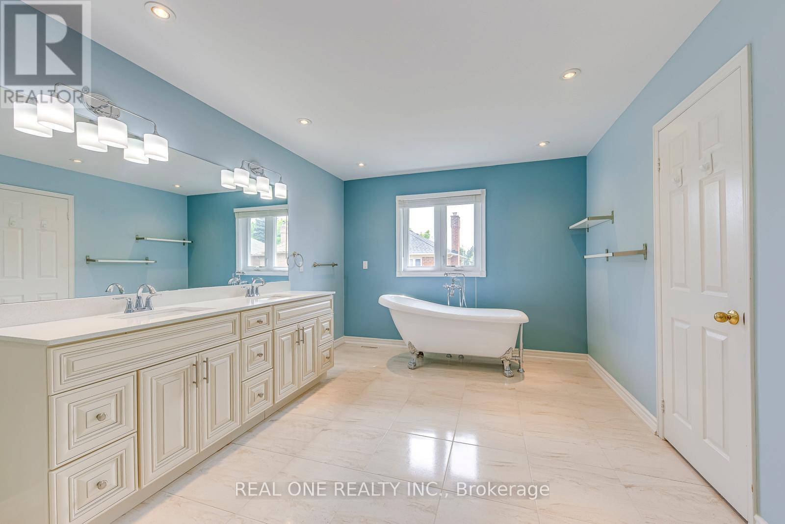 1237 Woodview Drive, Oakville, Ontario  L6M 2M5 - Photo 29 - W12940580