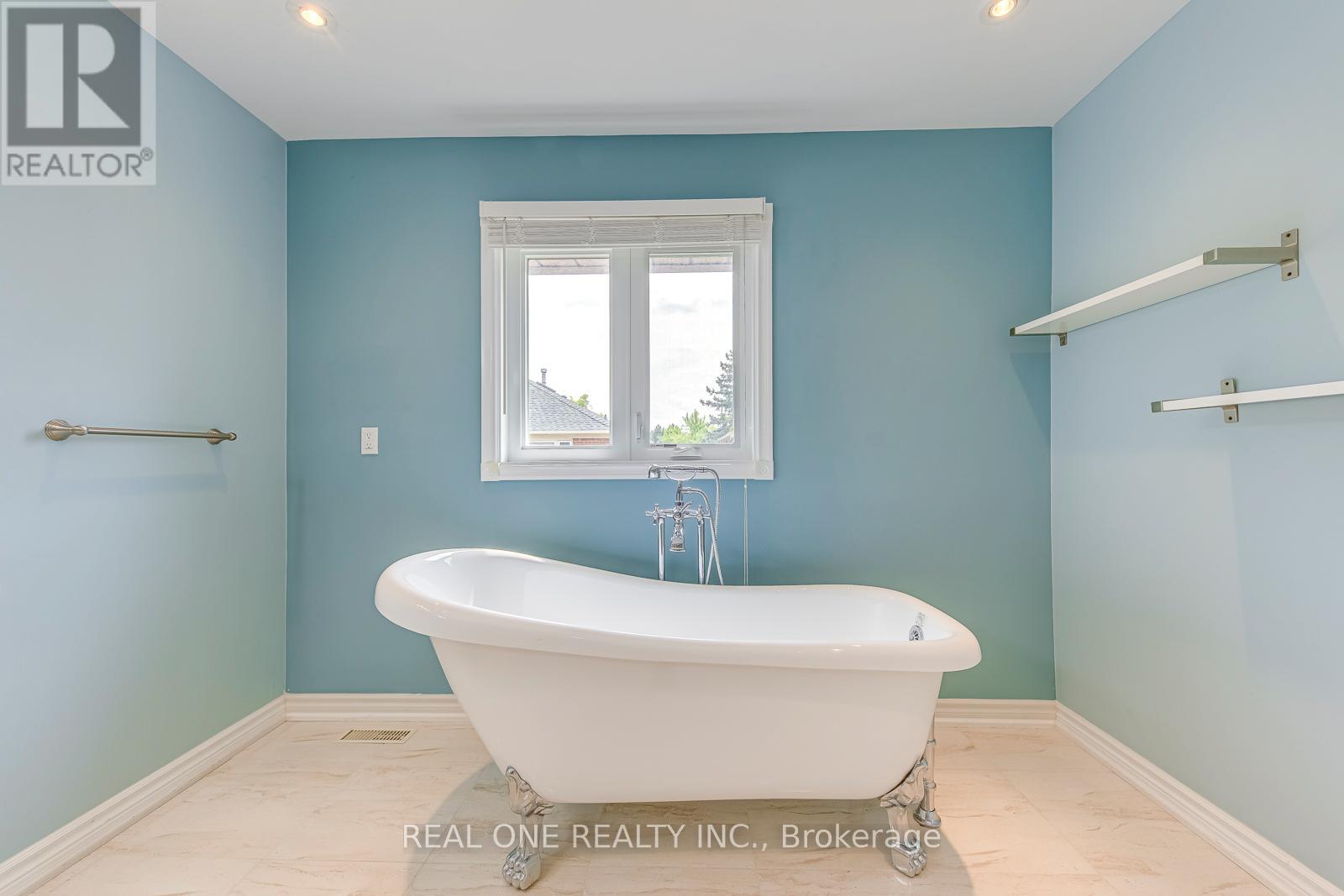 1237 Woodview Drive, Oakville, Ontario  L6M 2M5 - Photo 30 - W12940580