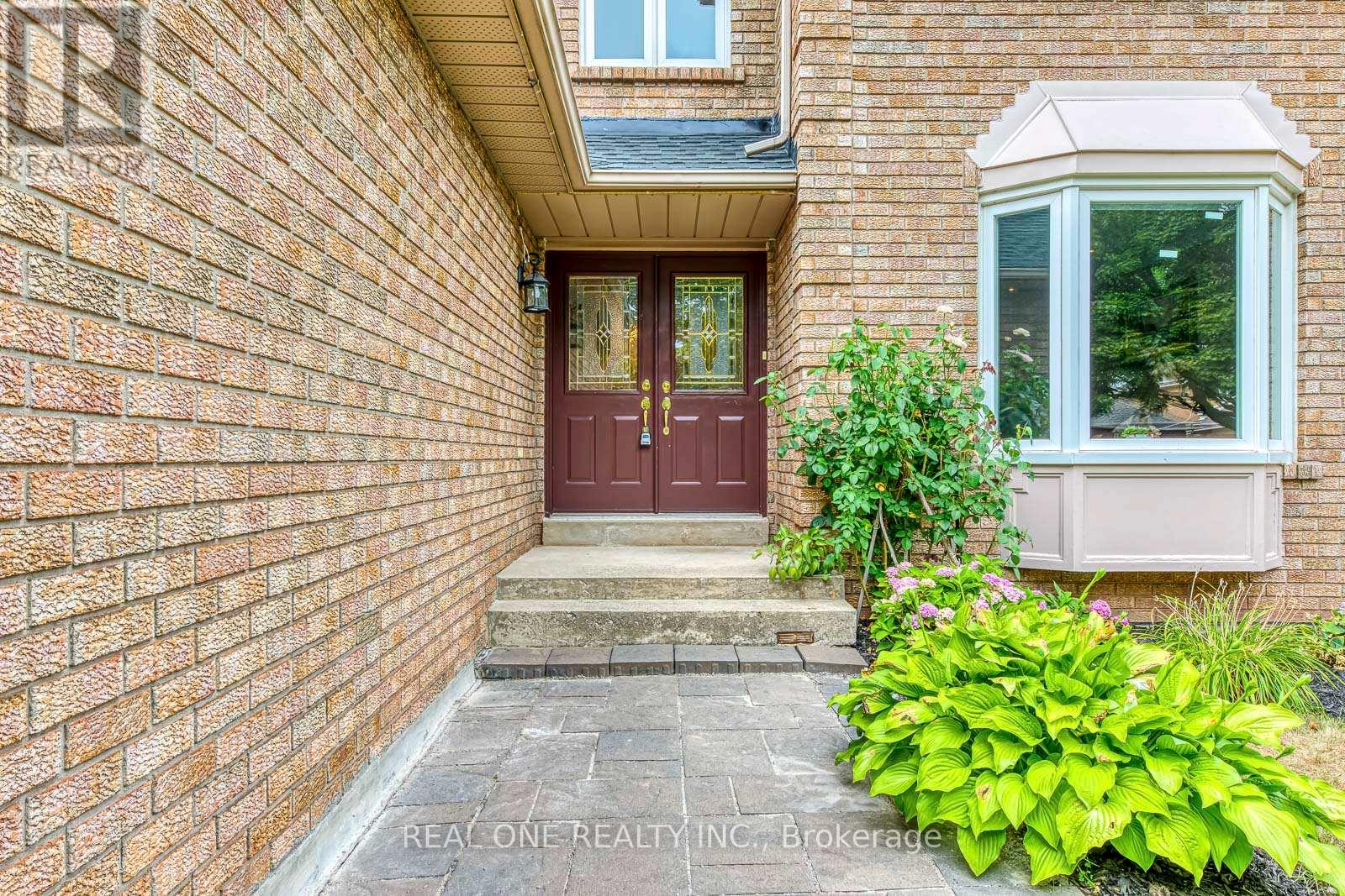 1237 Woodview Drive, Oakville, Ontario  L6M 2M5 - Photo 4 - W12940580
