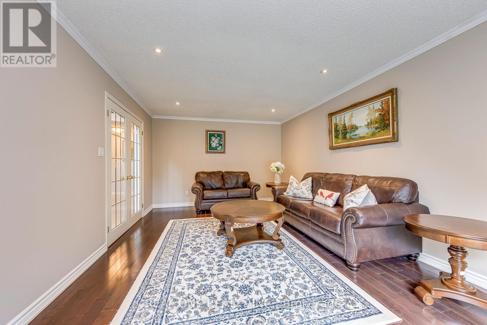 1237 Woodview Drive, Oakville, Ontario  L6M 2M5 - Photo 9 - W12940580