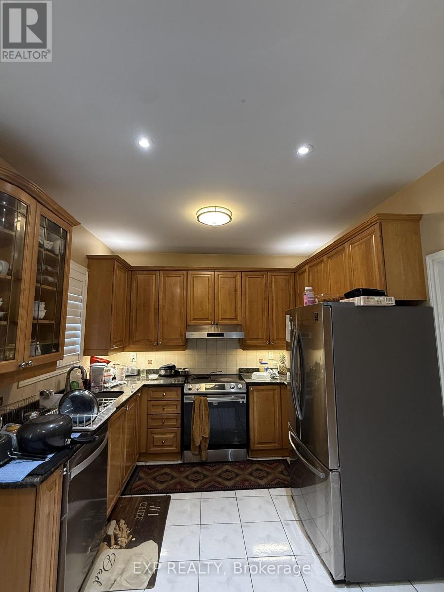 Upper - 82 Castlehill Road, Brampton, Ontario  L6X 4C8 - Photo 5 - W12940584