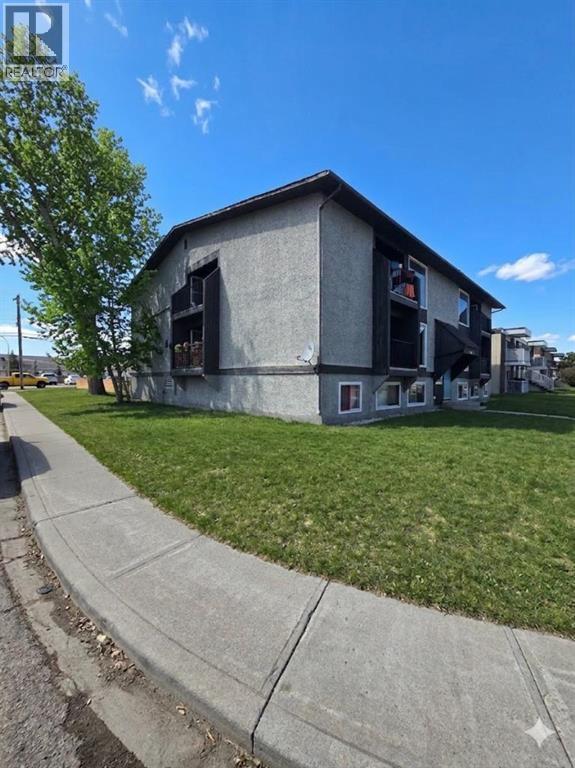 4503 73 Street NW, Calgary, Alberta  T3B 2M3 - Photo 2 - A2296807