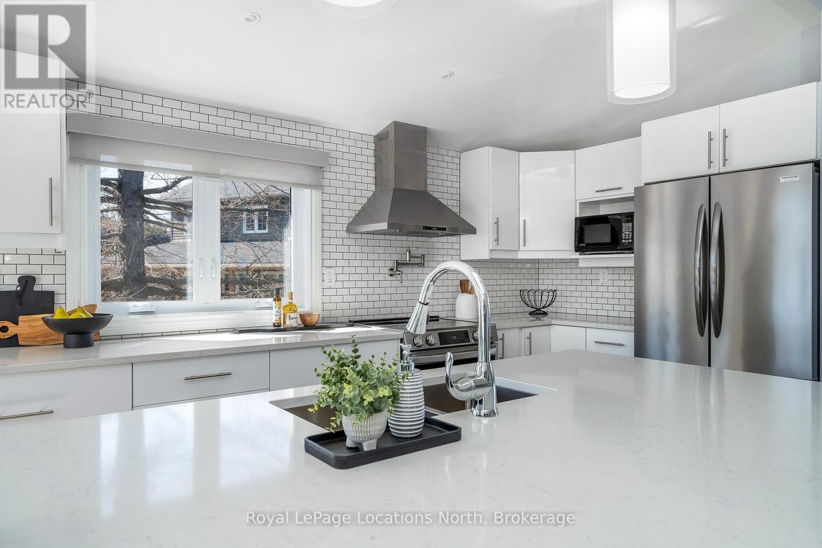 129 Scandia Lane, Blue Mountains, Ontario  N0H 2E0 - Photo 2 - X12940792