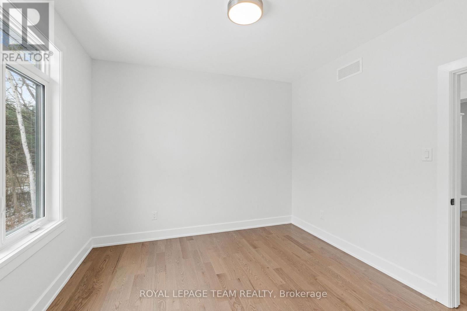 79 Hogan Drive, Mcnab/braeside, Ontario  K7S 0L1 - Photo 28 - X12929046