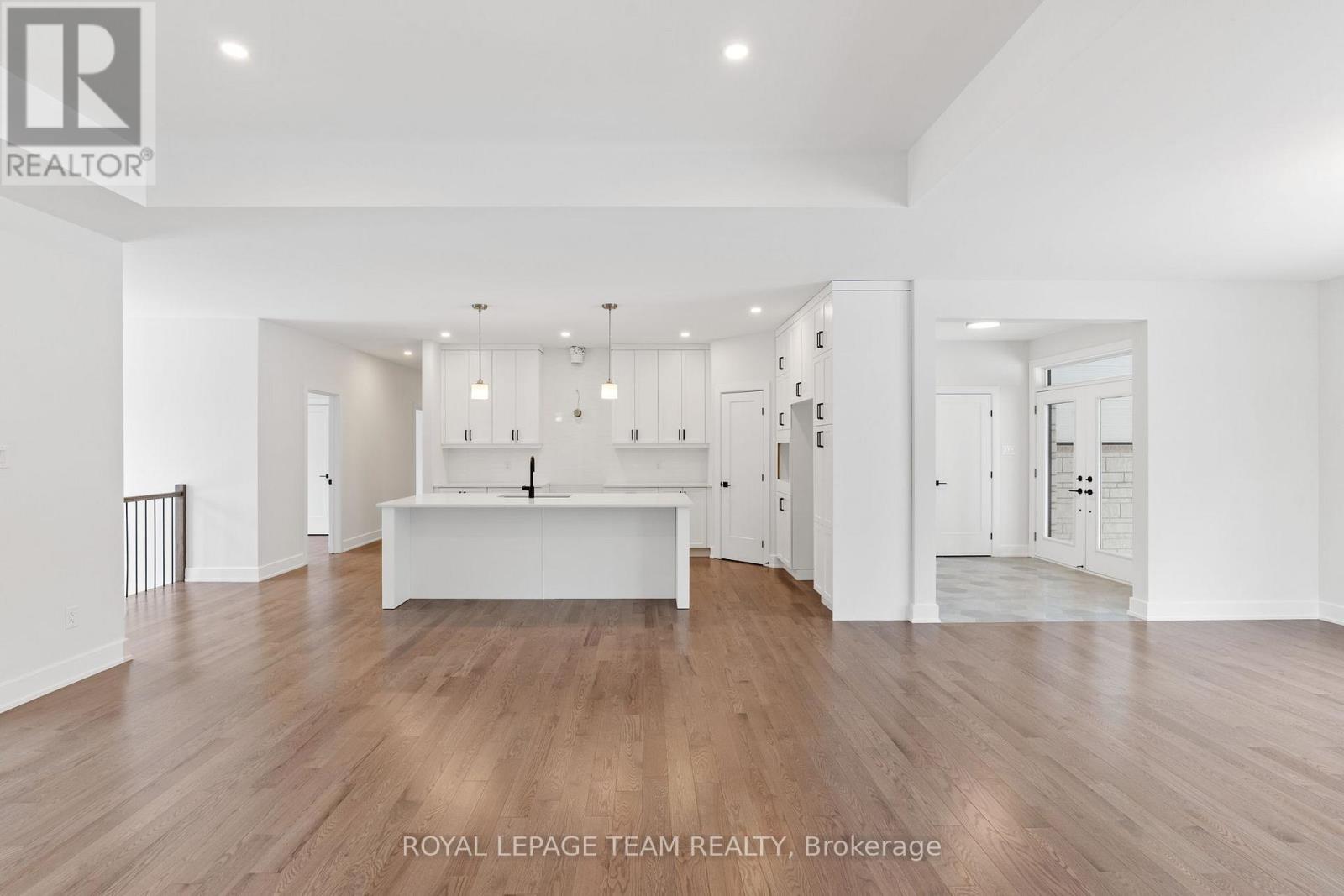 79 Hogan Drive, Mcnab/braeside, Ontario  K7S 0L1 - Photo 6 - X12929046