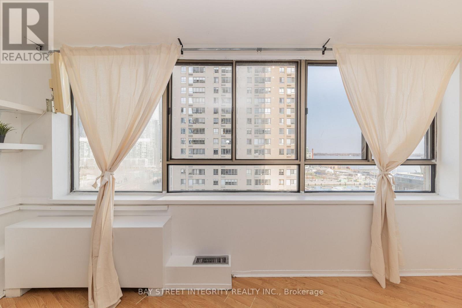 1107 - 270 Queens Quay W, Toronto, Ontario  M5J 2N4 - Photo 16 - C12940690