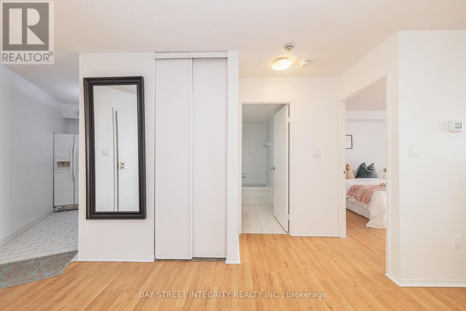 1107 - 270 Queens Quay W, Toronto, Ontario  M5J 2N4 - Photo 2 - C12940690