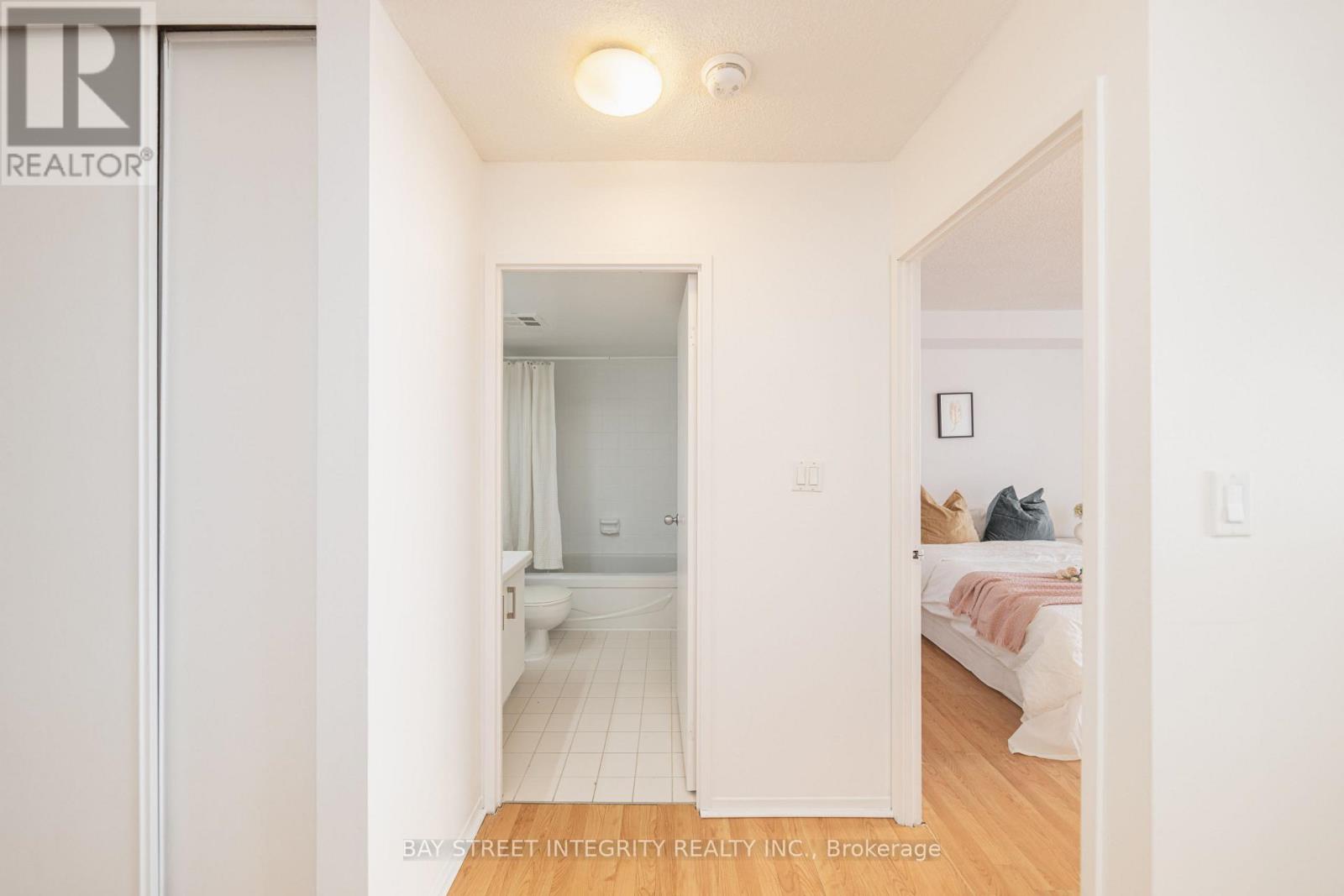 1107 - 270 Queens Quay W, Toronto, Ontario  M5J 2N4 - Photo 5 - C12940690