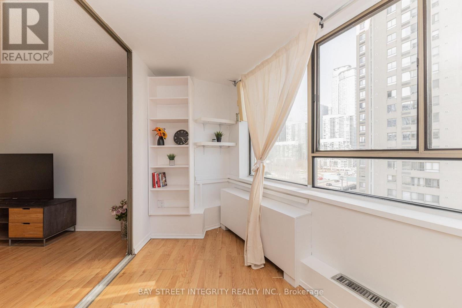 1107 - 270 Queens Quay W, Toronto, Ontario  M5J 2N4 - Photo 7 - C12940690