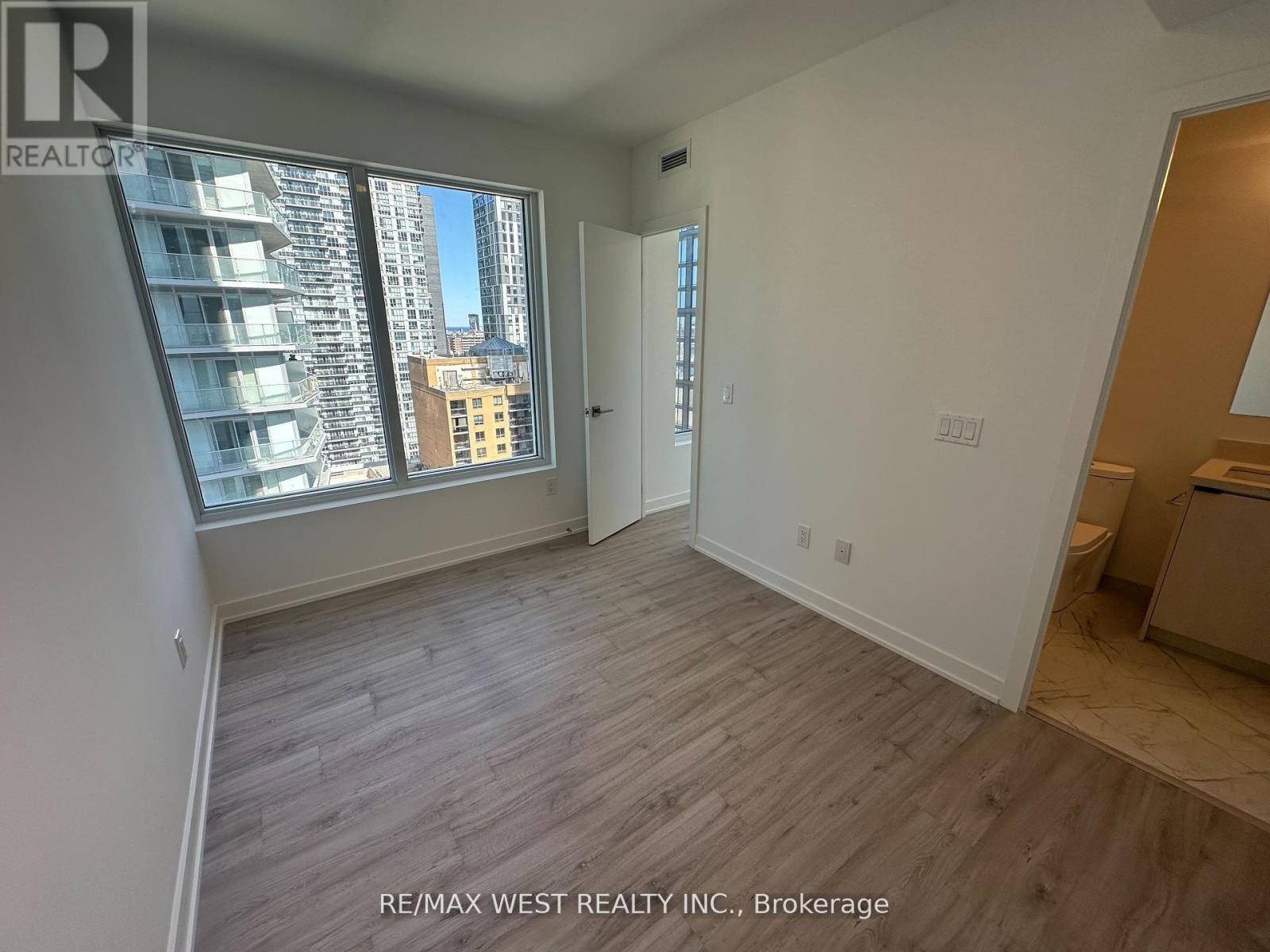 2011 - 252 Church Street, Toronto, Ontario  M5B 0E6 - Photo 15 - C12940844