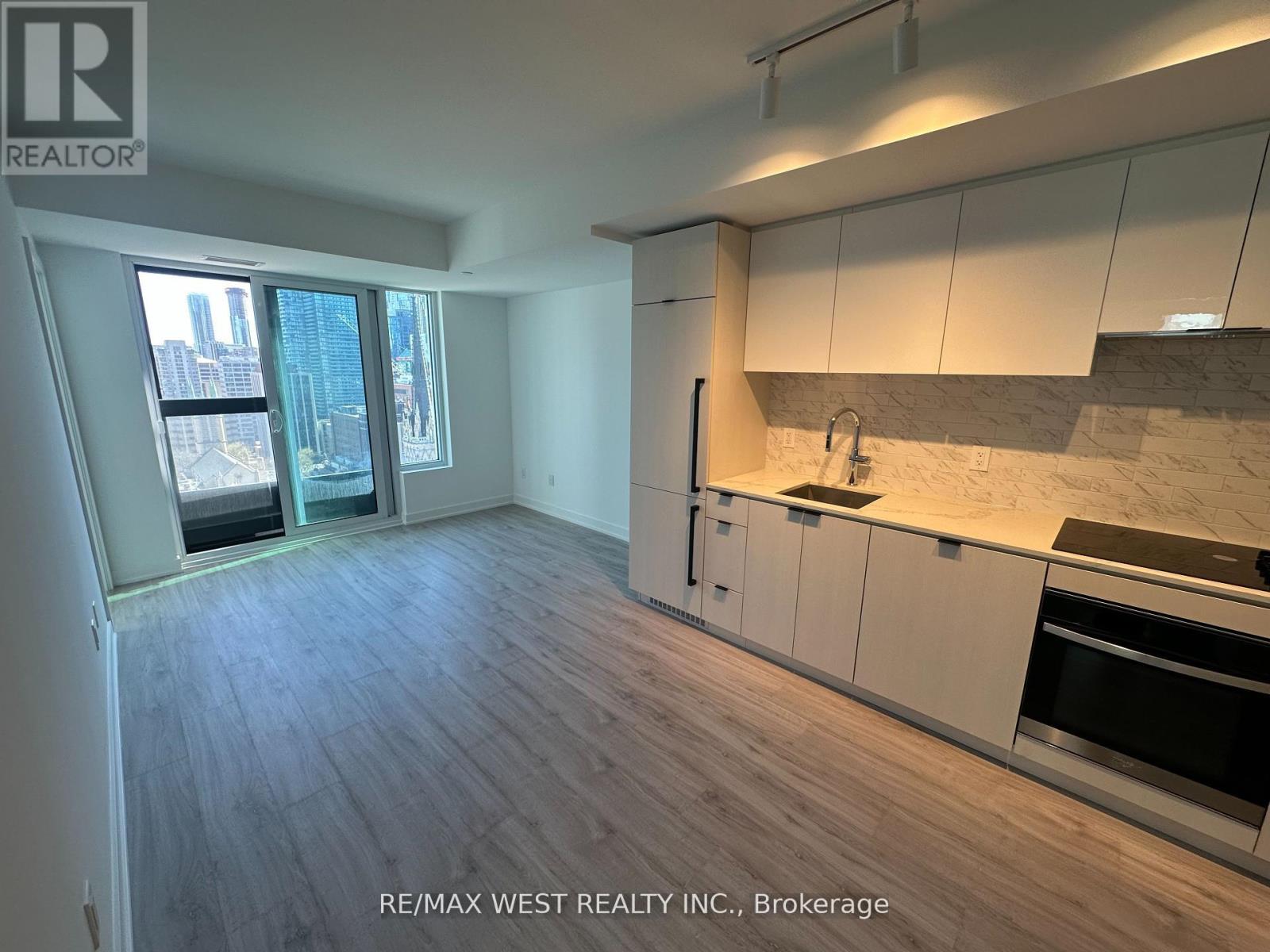 2011 - 252 Church Street, Toronto, Ontario  M5B 0E6 - Photo 4 - C12940844