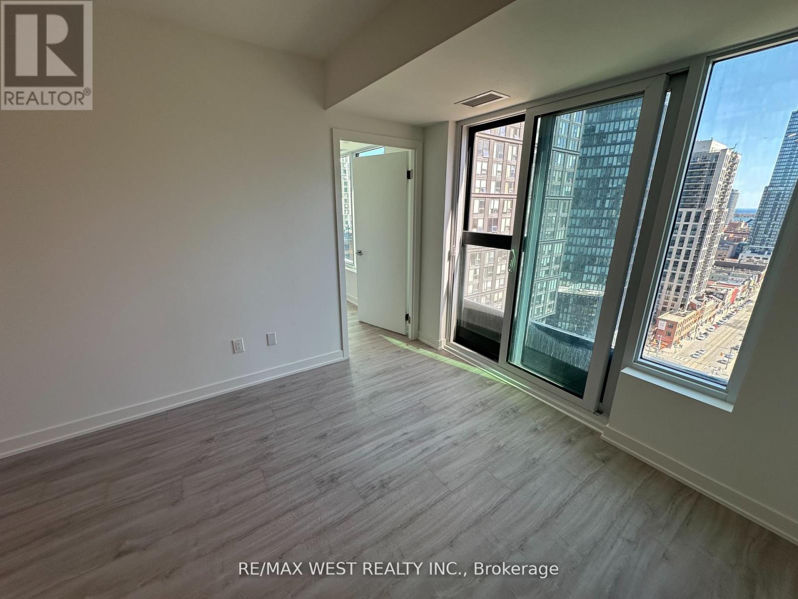 2011 - 252 Church Street, Toronto, Ontario  M5B 0E6 - Photo 7 - C12940844