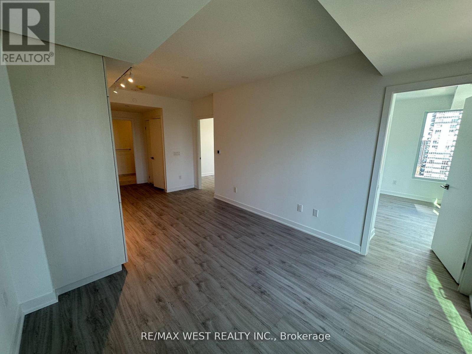 2011 - 252 Church Street, Toronto, Ontario  M5B 0E6 - Photo 8 - C12940844