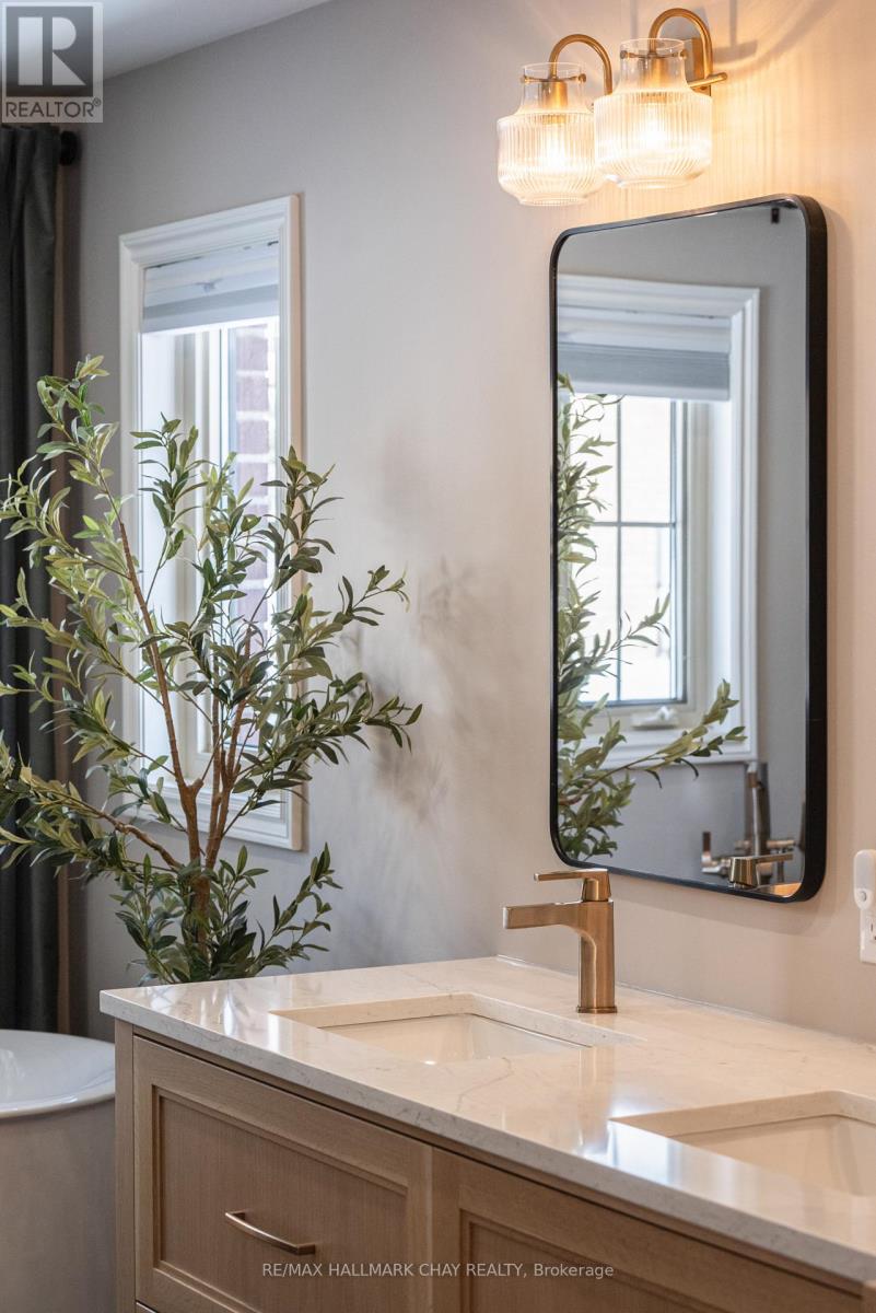 32 Forest Hill Drive, Springwater, Ontario  L0L 1X0 - Photo 20 - S12832380