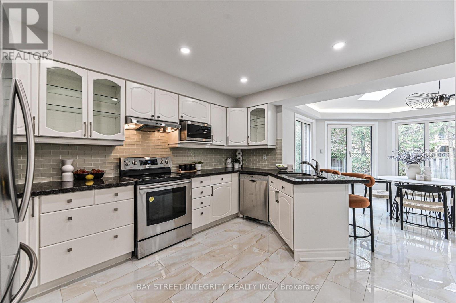 12 Greystone Road, Markham, Ontario  L3R 8H9 - Photo 5 - N12940634