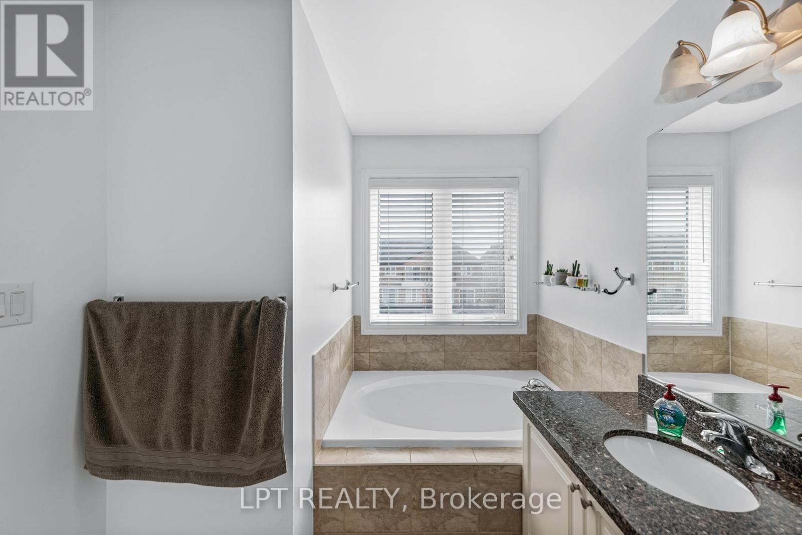 19 Earnshaw Drive, Markham, Ontario  L6C 0E4 - Photo 35 - N12940862