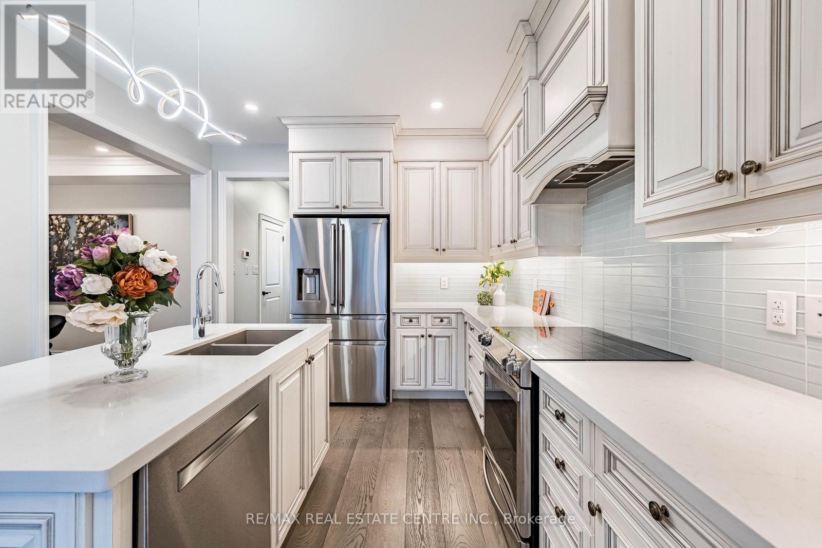 3253 Mintwood Circle, Oakville, Ontario  L6H 7C3 - Photo 12 - W12940632