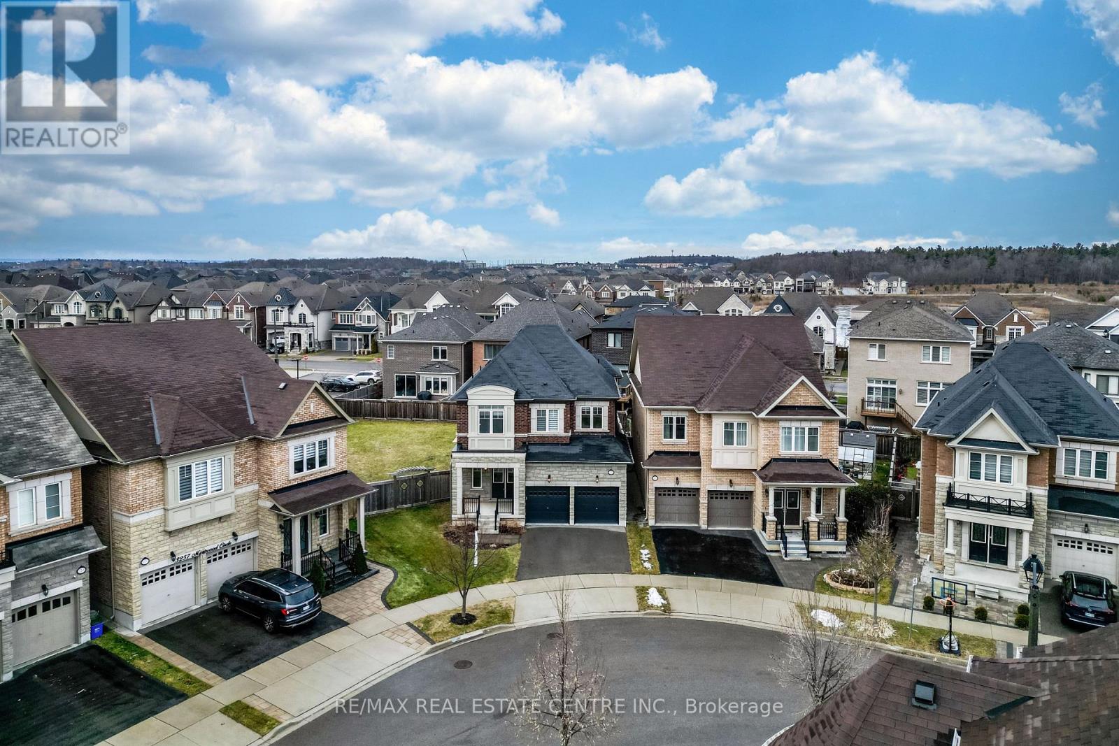 3253 Mintwood Circle, Oakville, Ontario  L6H 7C3 - Photo 3 - W12940632