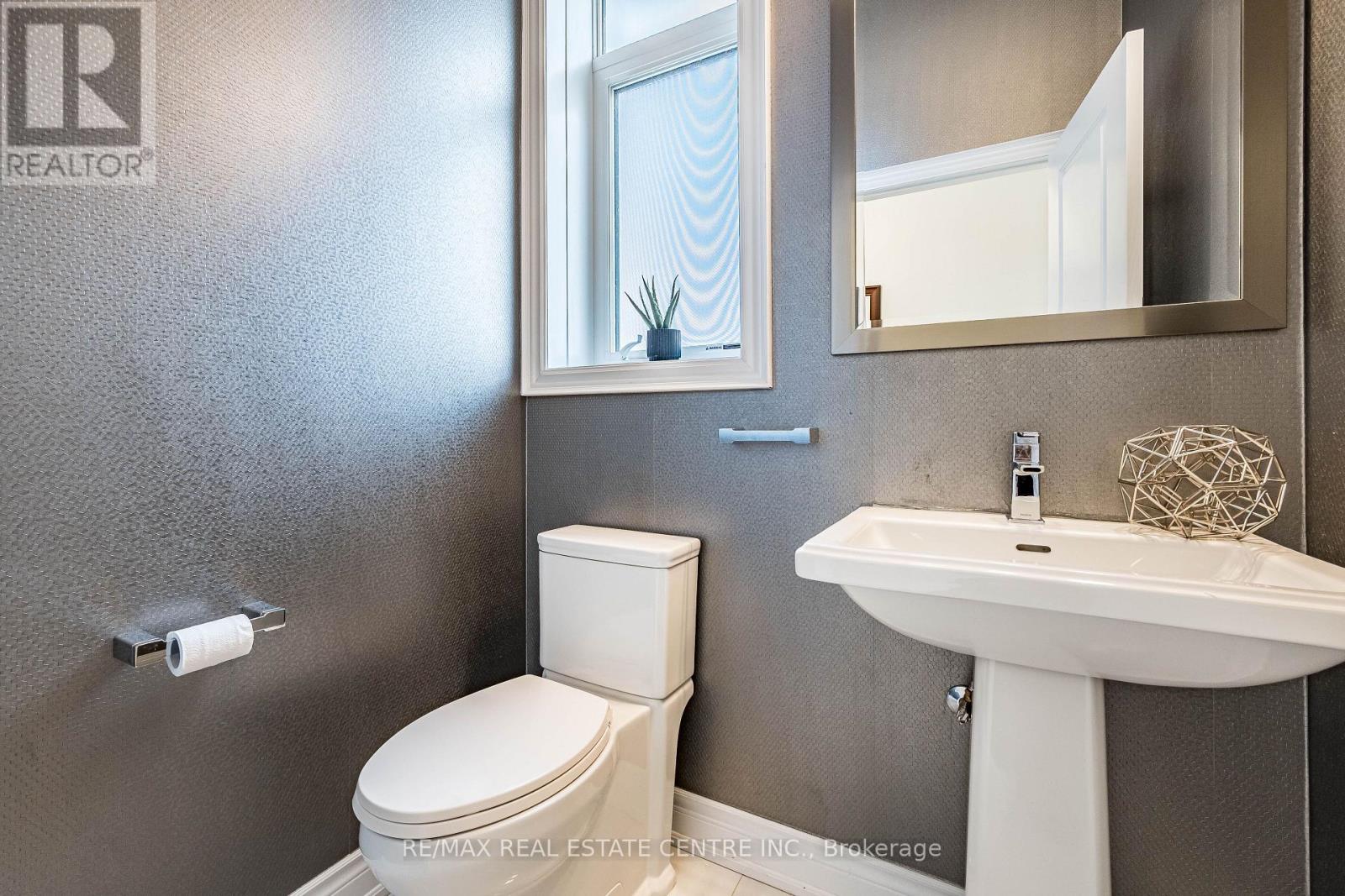 3253 Mintwood Circle, Oakville, Ontario  L6H 7C3 - Photo 6 - W12940632