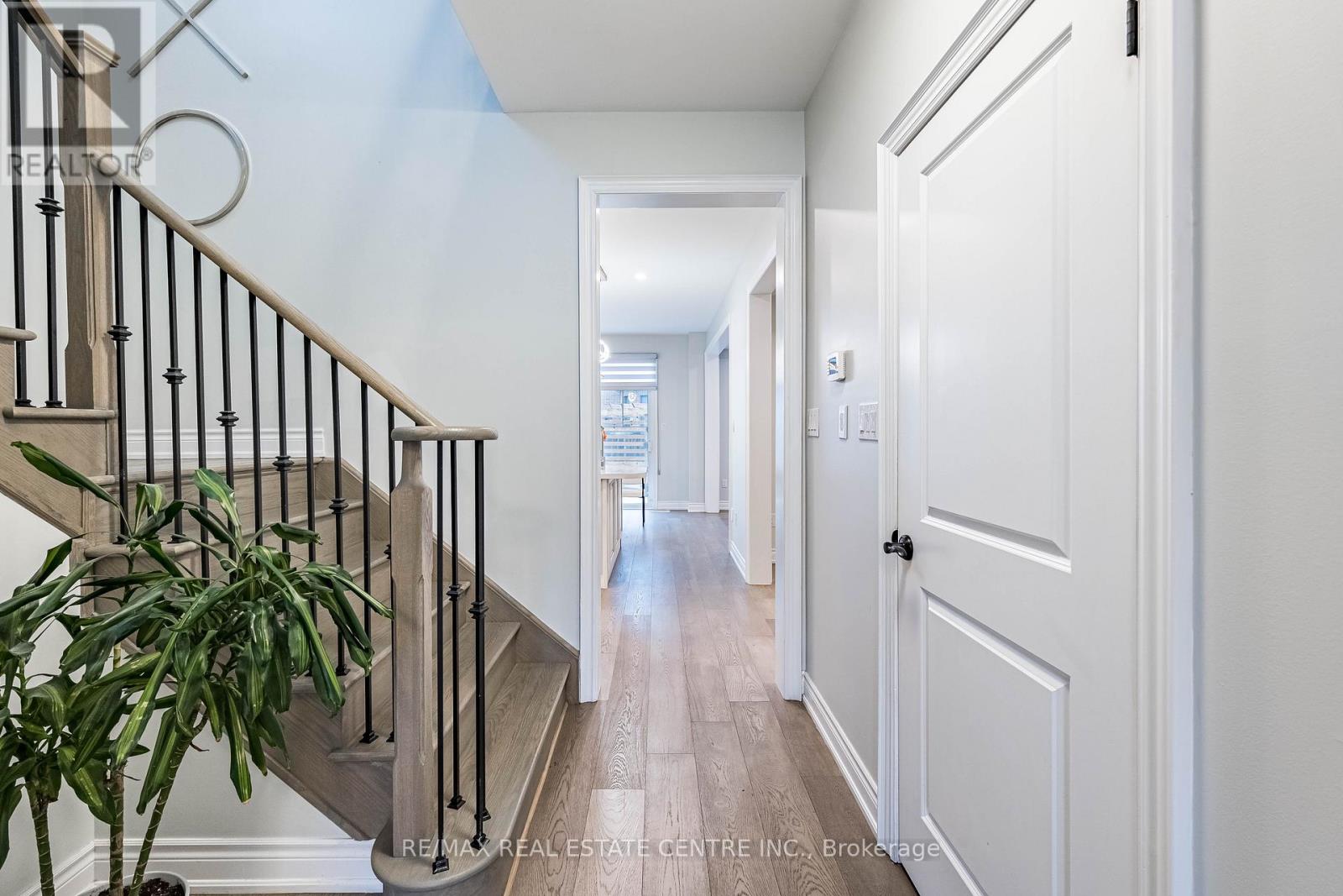 3253 Mintwood Circle, Oakville, Ontario  L6H 7C3 - Photo 7 - W12940632