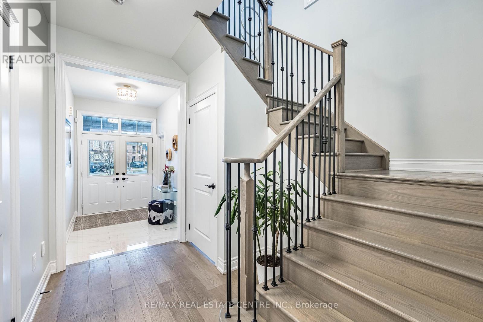 3253 Mintwood Circle, Oakville, Ontario  L6H 7C3 - Photo 8 - W12940632