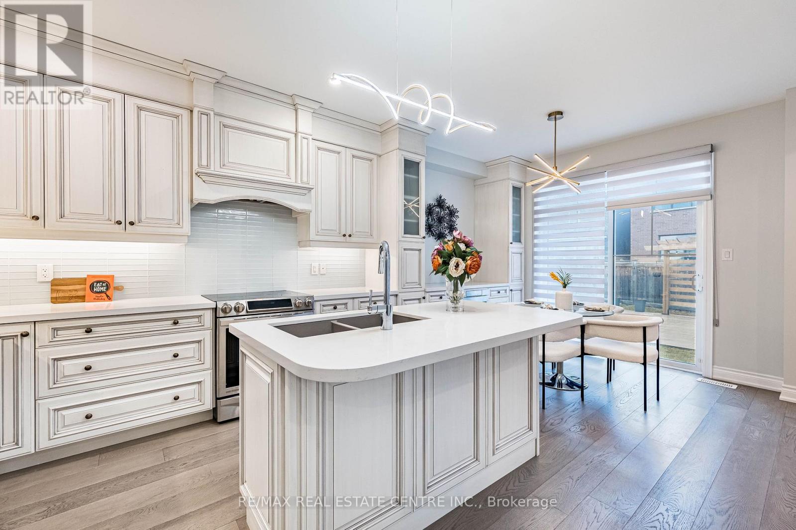 3253 Mintwood Circle, Oakville, Ontario  L6H 7C3 - Photo 9 - W12940632