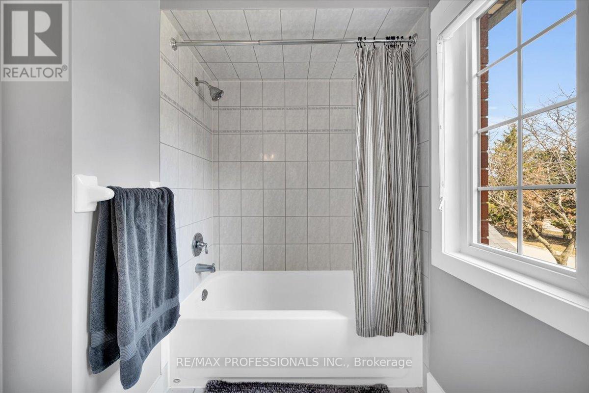 514 Thelma Street, Burlington, Ontario  L7L 6W8 - Photo 17 - W12940644