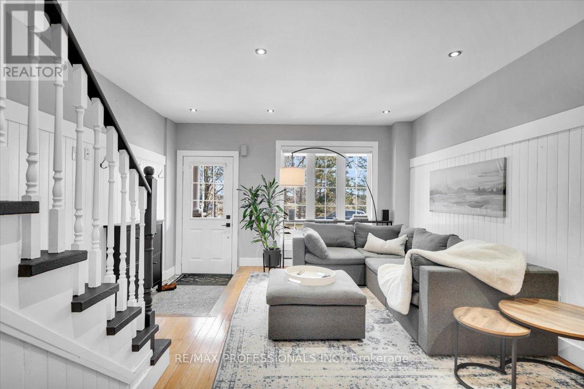 514 Thelma Street, Burlington, Ontario  L7L 6W8 - Photo 5 - W12940644