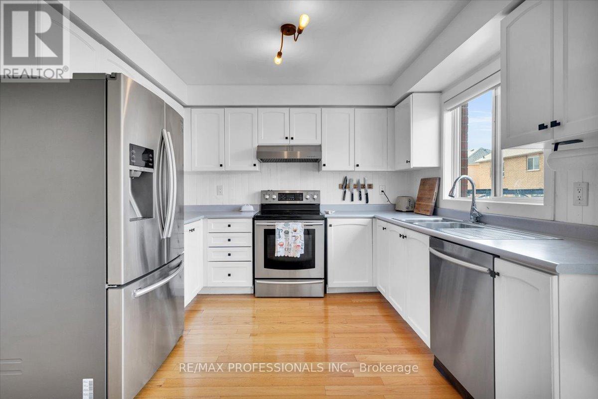 514 Thelma Street, Burlington, Ontario  L7L 6W8 - Photo 8 - W12940644