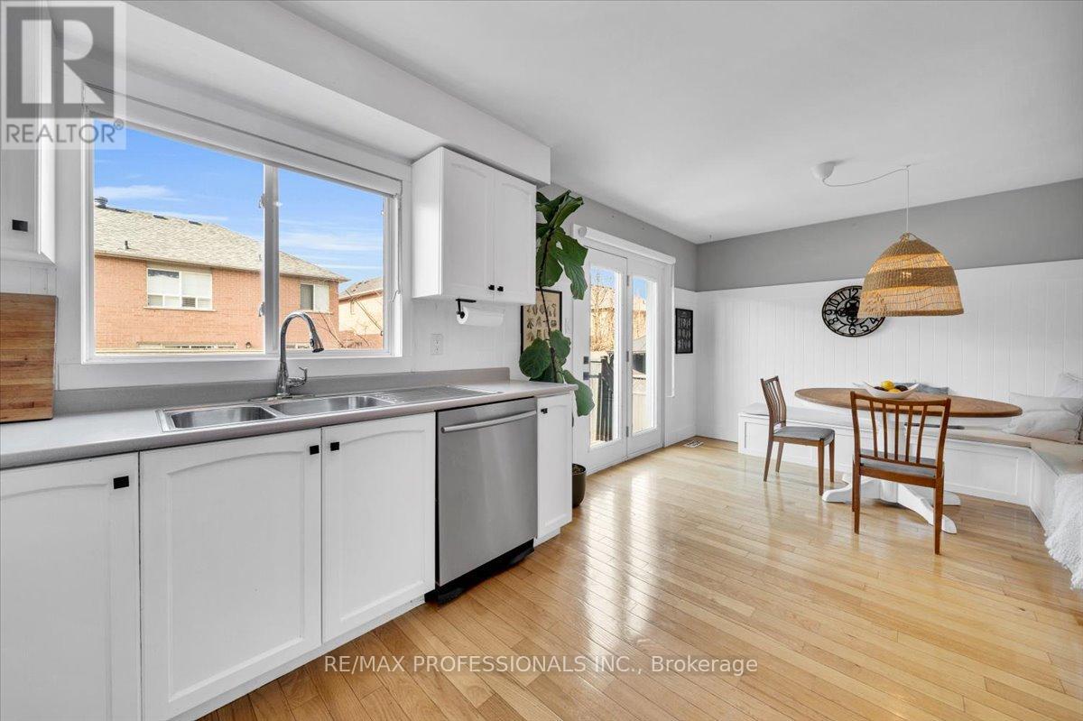 514 Thelma Street, Burlington, Ontario  L7L 6W8 - Photo 9 - W12940644