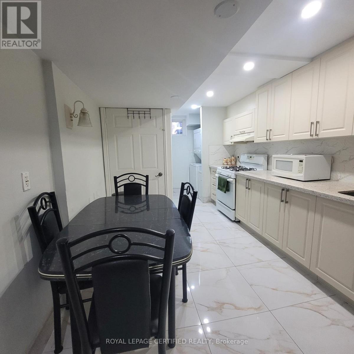 Main - 889 Blairholm Avenue, Mississauga, Ontario  L5C 1G5 - Photo 4 - W12940706