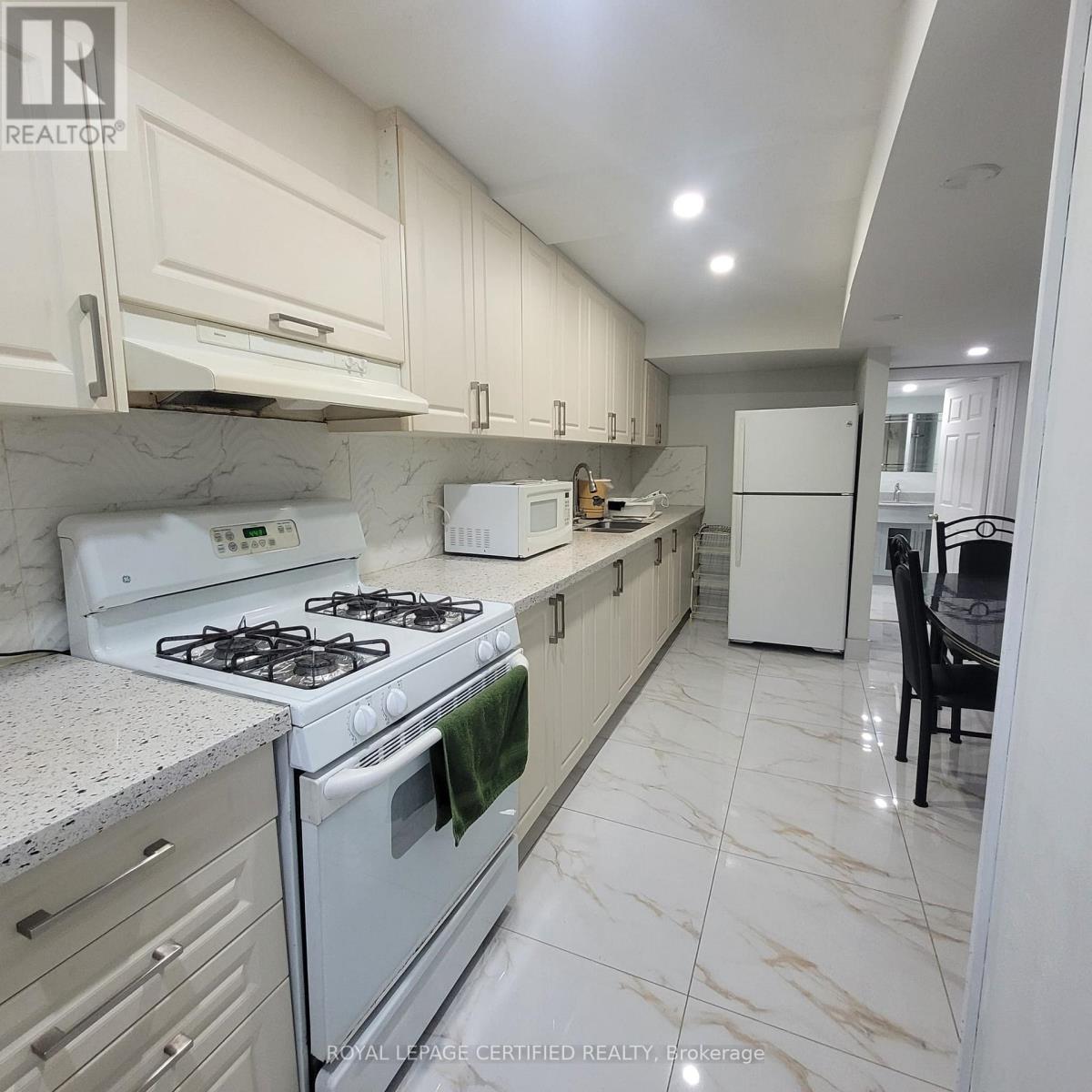 Main - 889 Blairholm Avenue, Mississauga, Ontario  L5C 1G5 - Photo 5 - W12940706