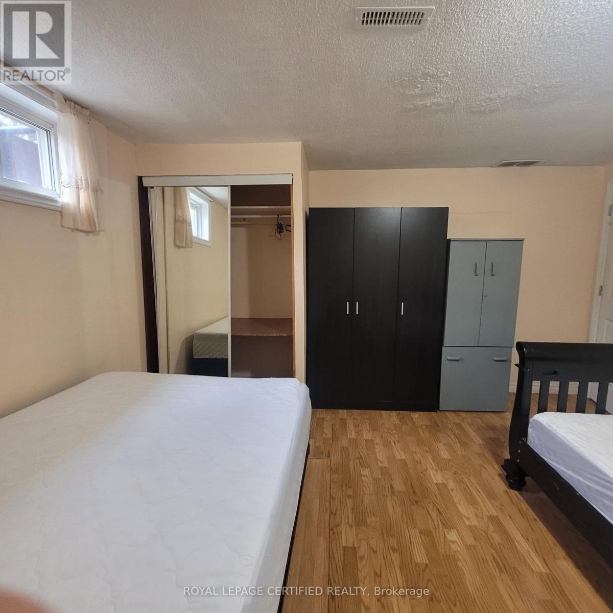 Main - 889 Blairholm Avenue, Mississauga, Ontario  L5C 1G5 - Photo 7 - W12940706