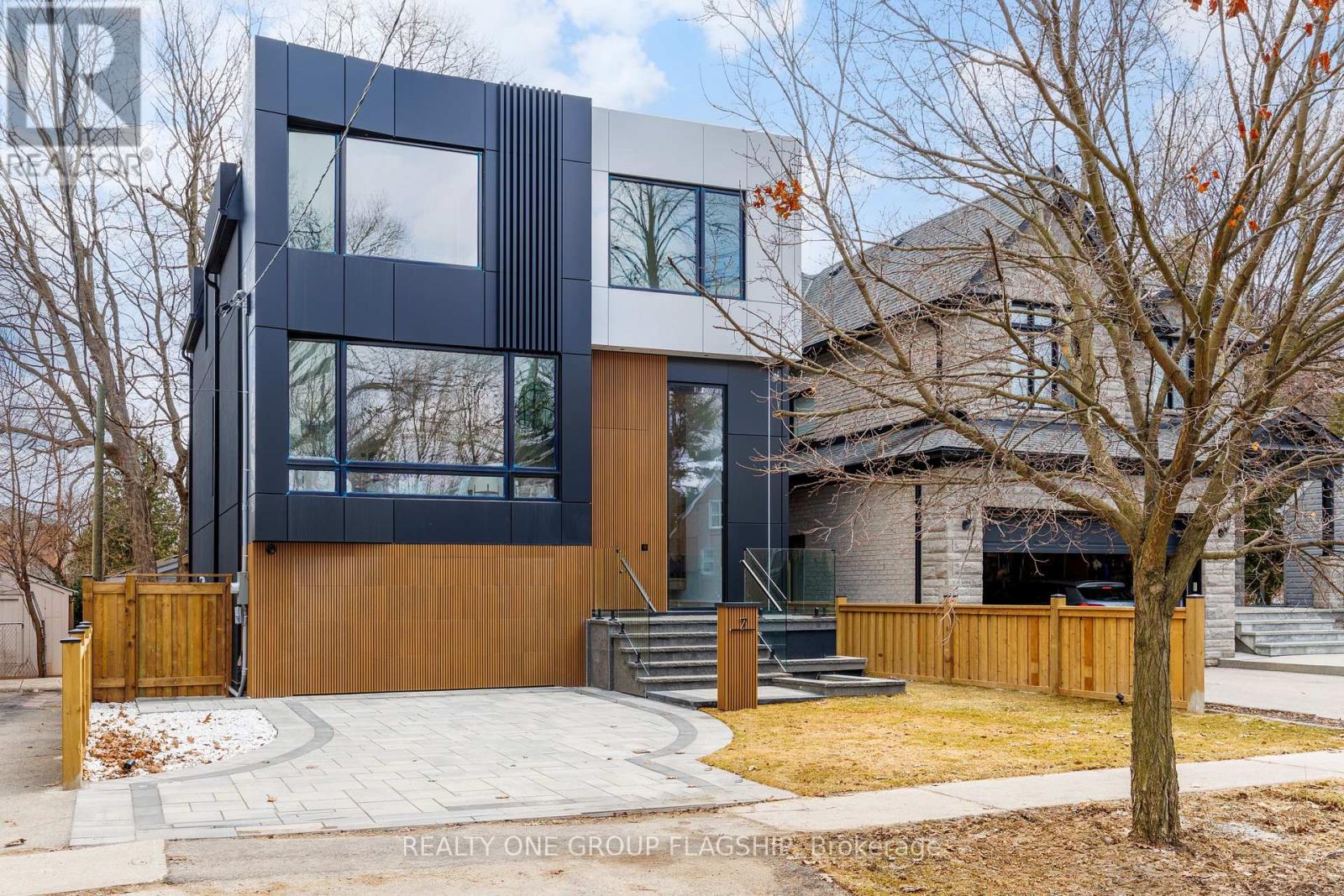 7 Bentley Drive, Toronto, Ontario  M8Z 3L9 - Photo 2 - W12940756