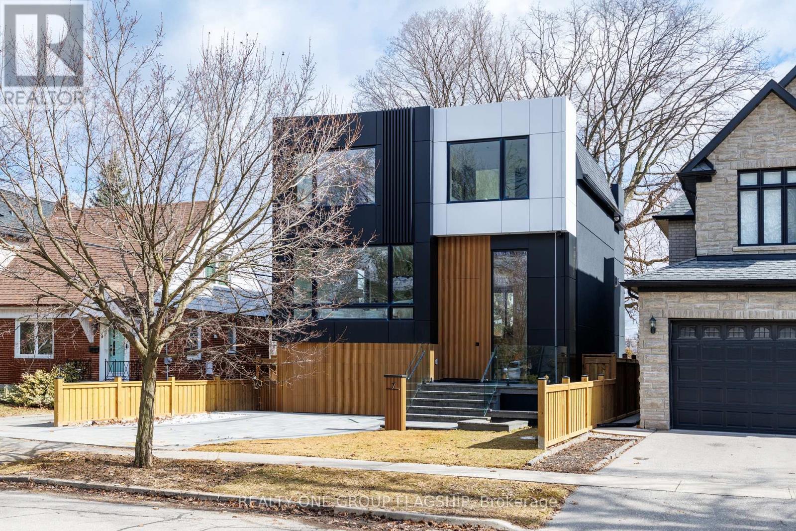 7 Bentley Drive, Toronto, Ontario  M8Z 3L9 - Photo 4 - W12940756