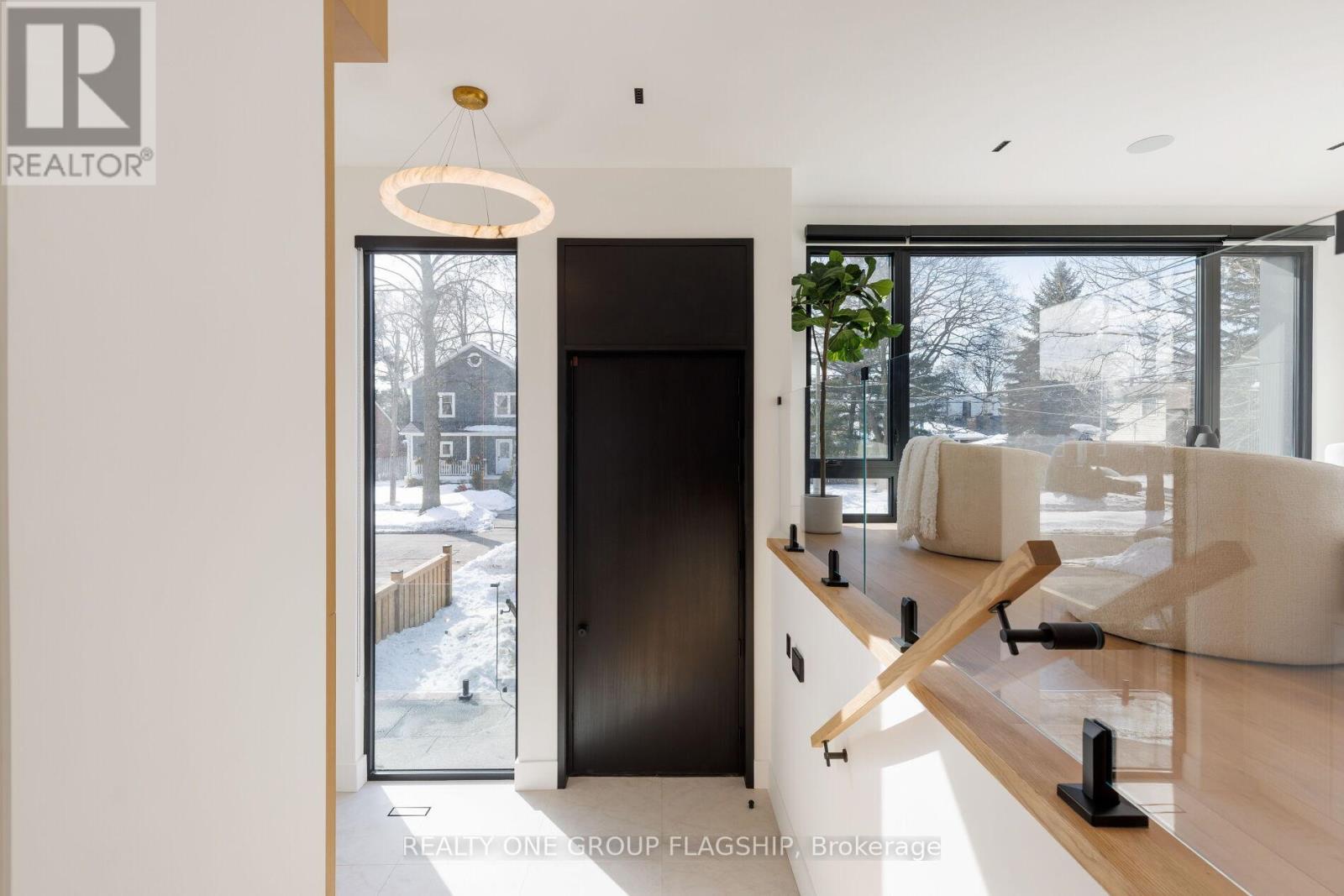 7 Bentley Drive, Toronto, Ontario  M8Z 3L9 - Photo 5 - W12940756