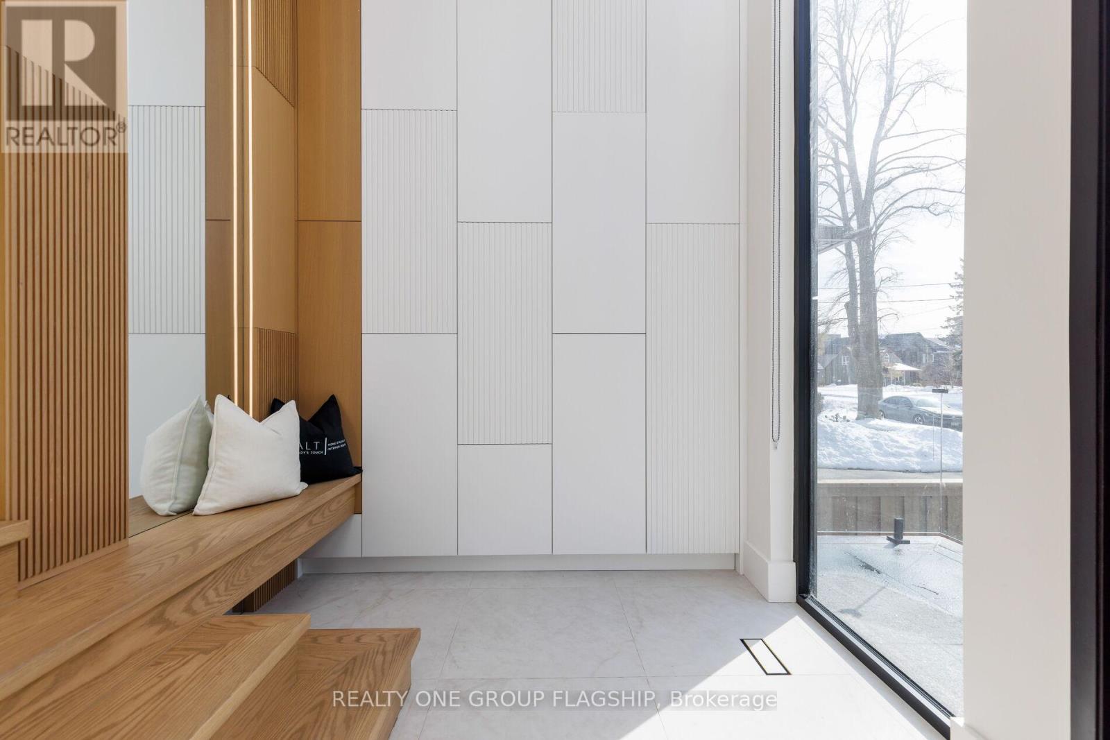 7 Bentley Drive, Toronto, Ontario  M8Z 3L9 - Photo 6 - W12940756